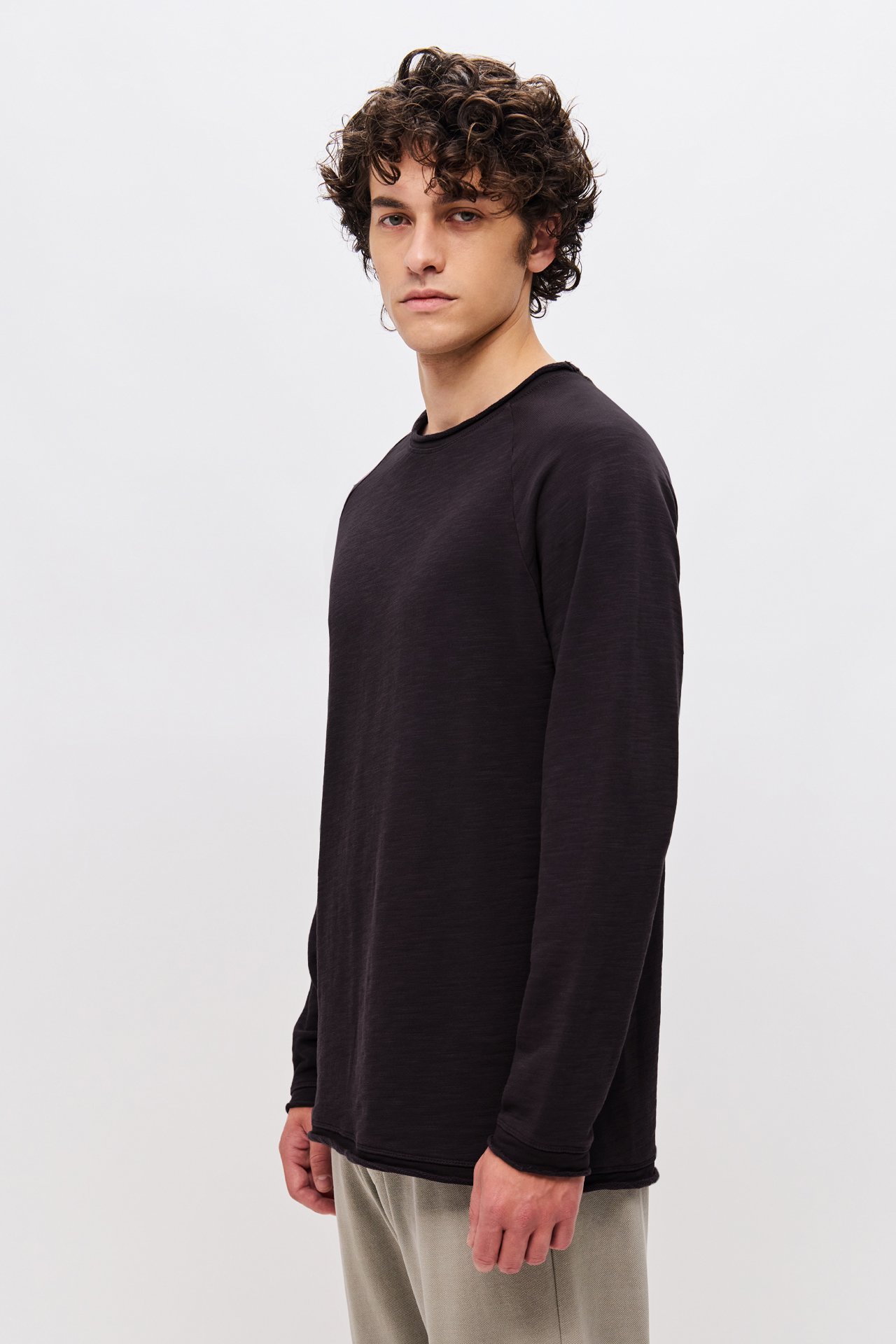 RAGLAN CREWNECK WITH RAW EDGES