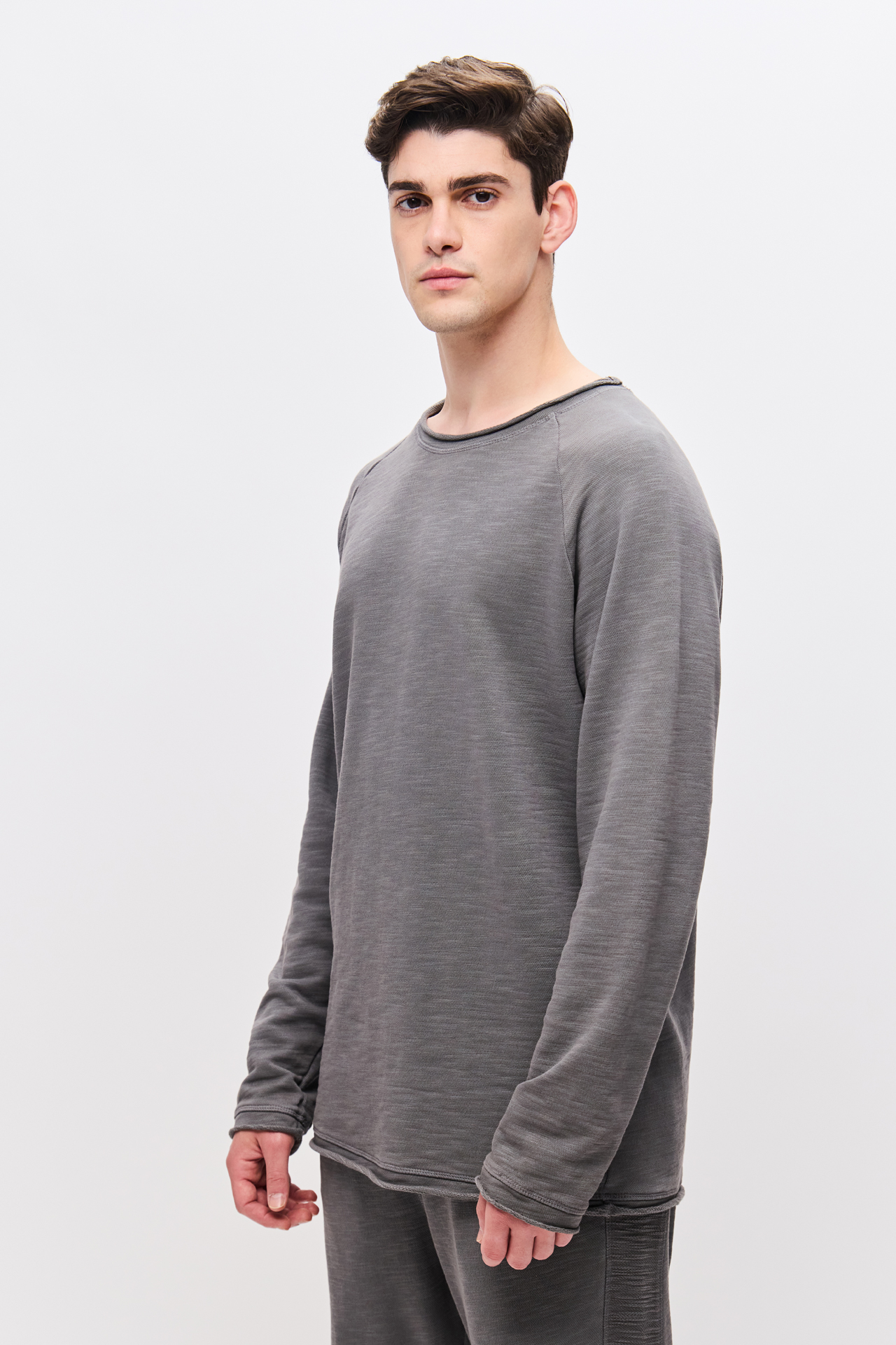RAGLAN CREWNECK WITH RAW EDGES