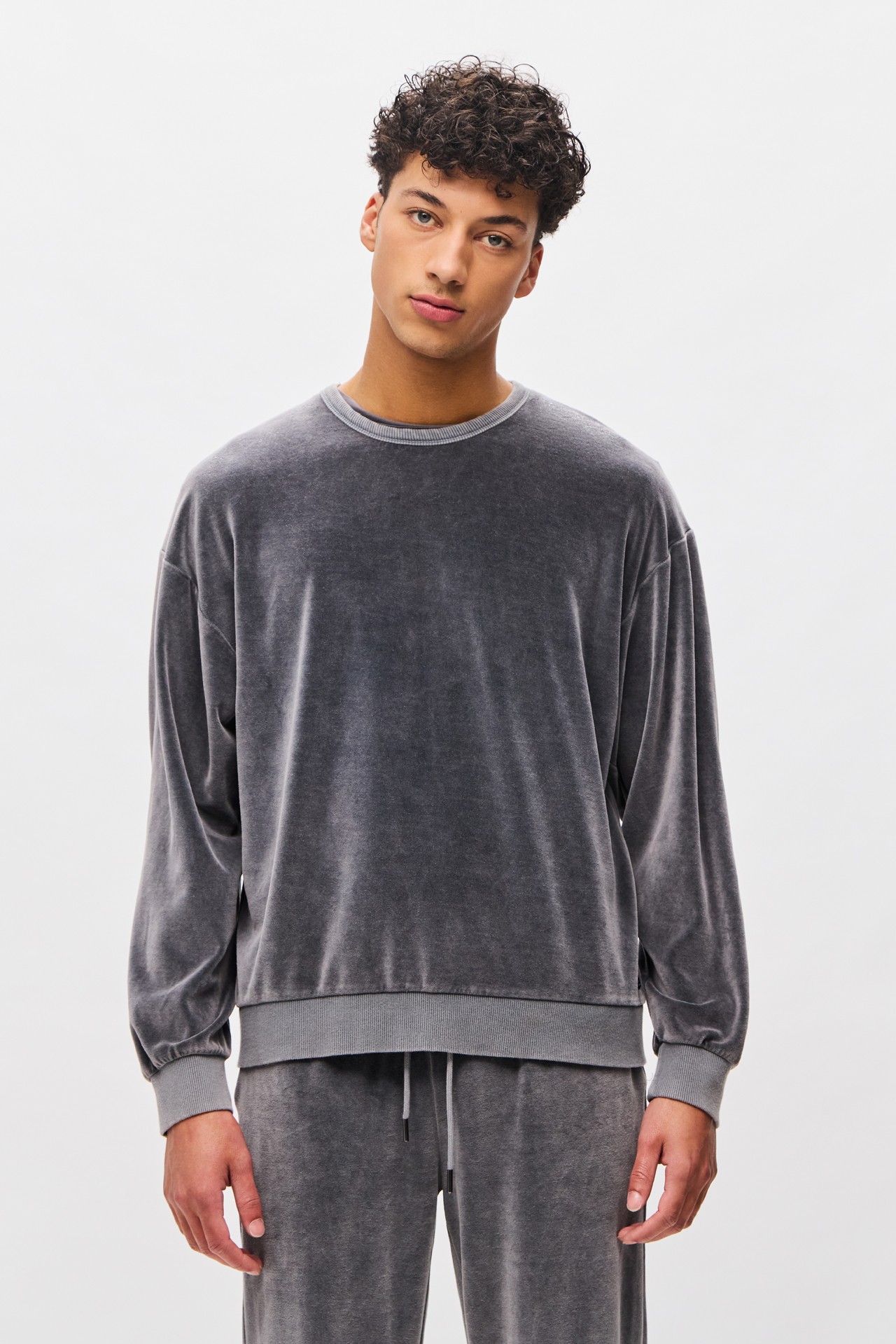 OVERSIZED VELVET CREWNECK