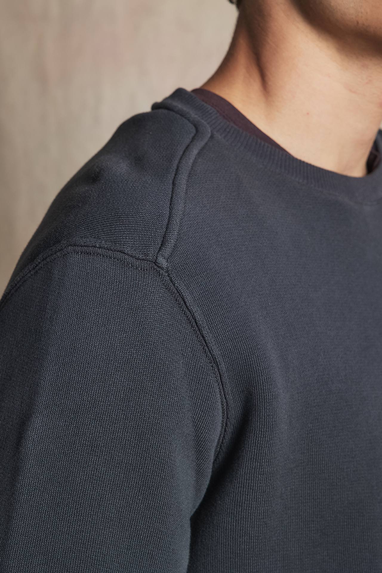 EDGING SHOULDER CREWNECK