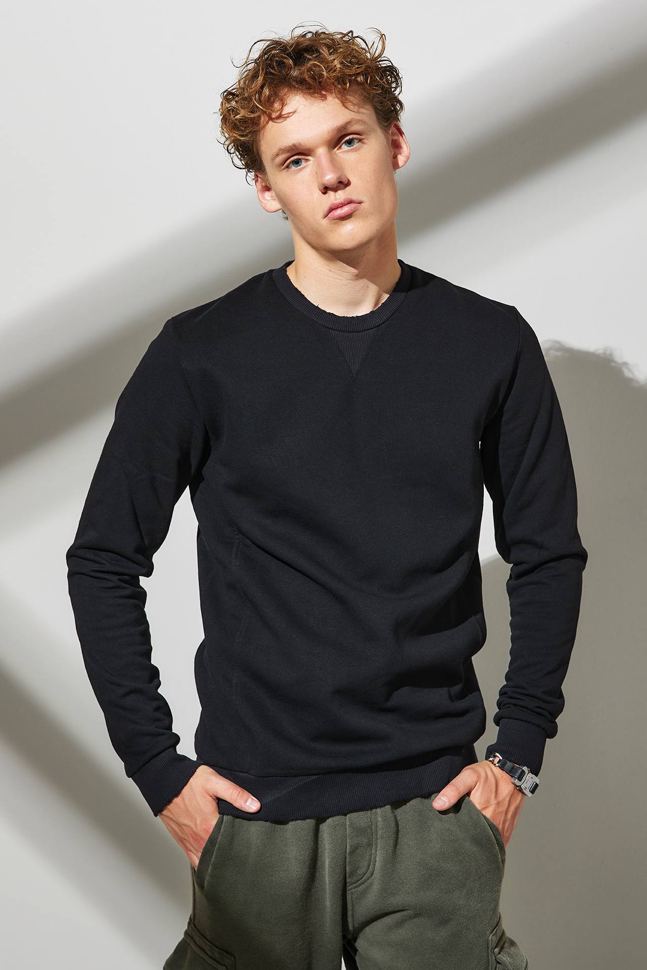 DESTROYED CREWNECK