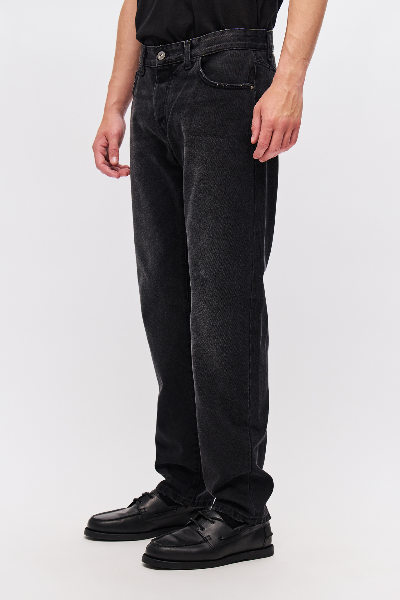 RELAXED STRAIGHT FIT JEANS