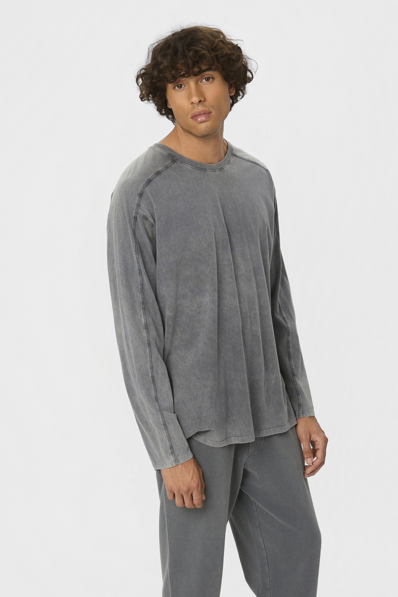 OVERSIZED LONGSLEEVE WITH SEAM DETAILS