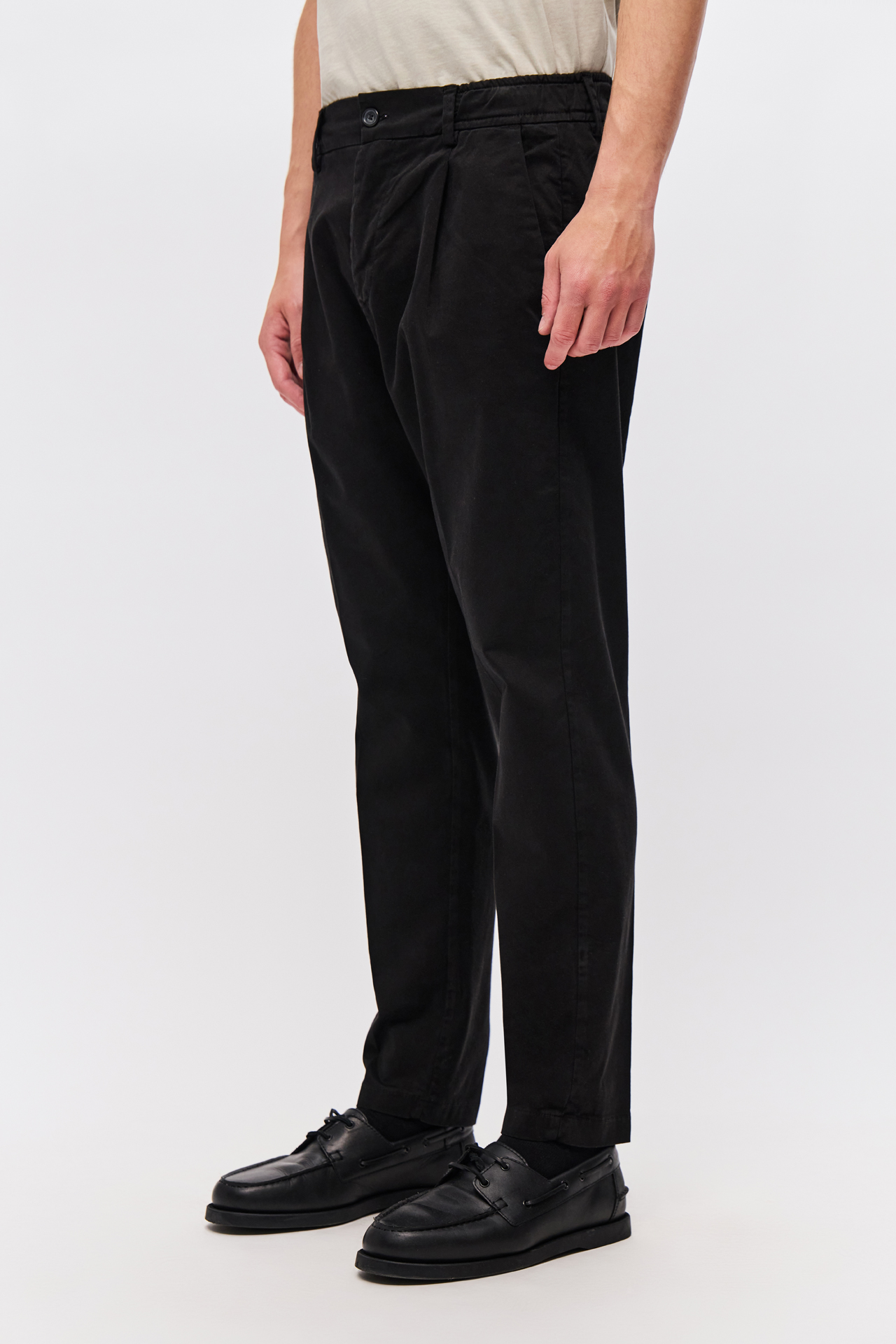 CLASSIC CHINOS WITH ELASTIC WAISTBANTD