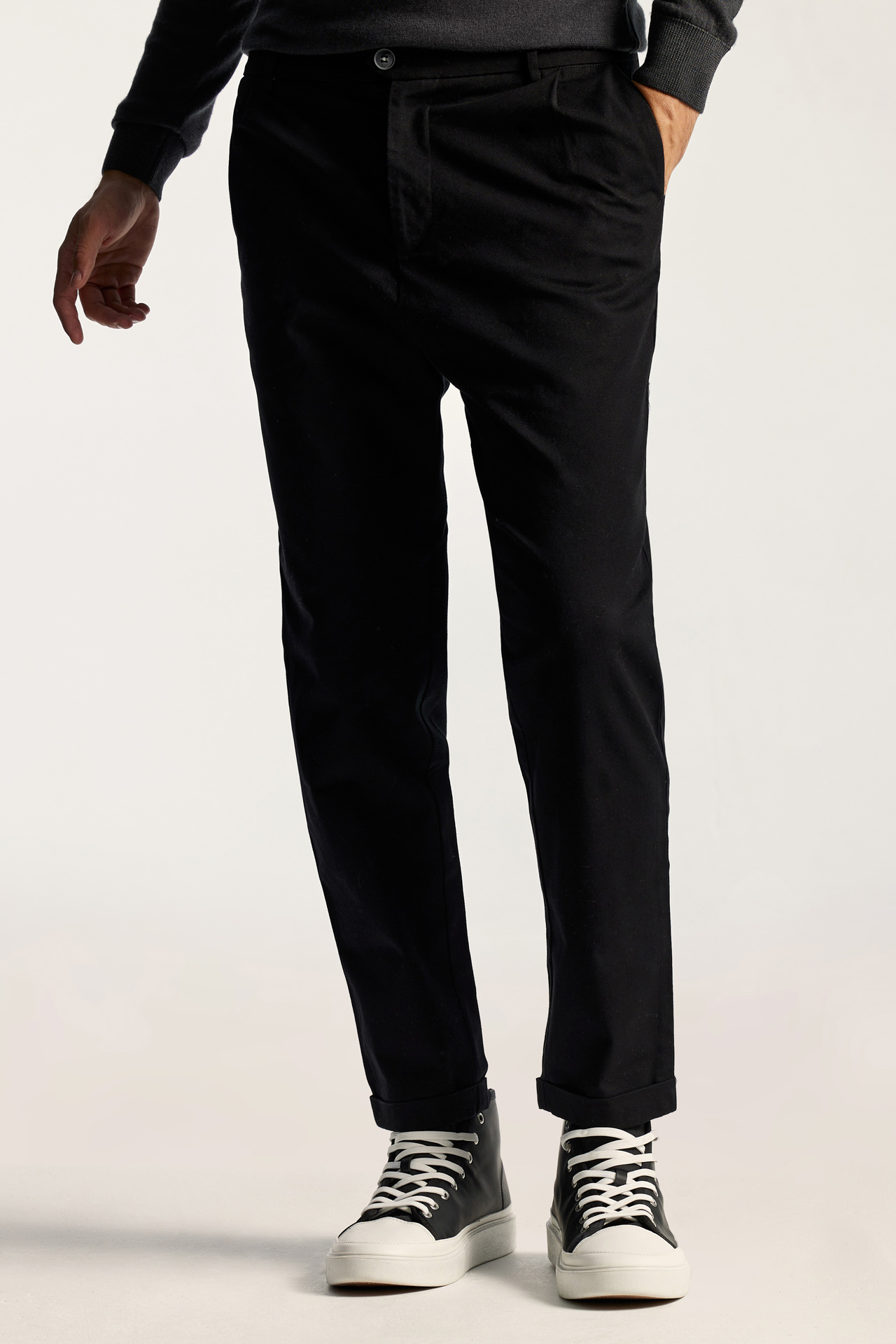 CROPPED PLEATED CHINO PANTS