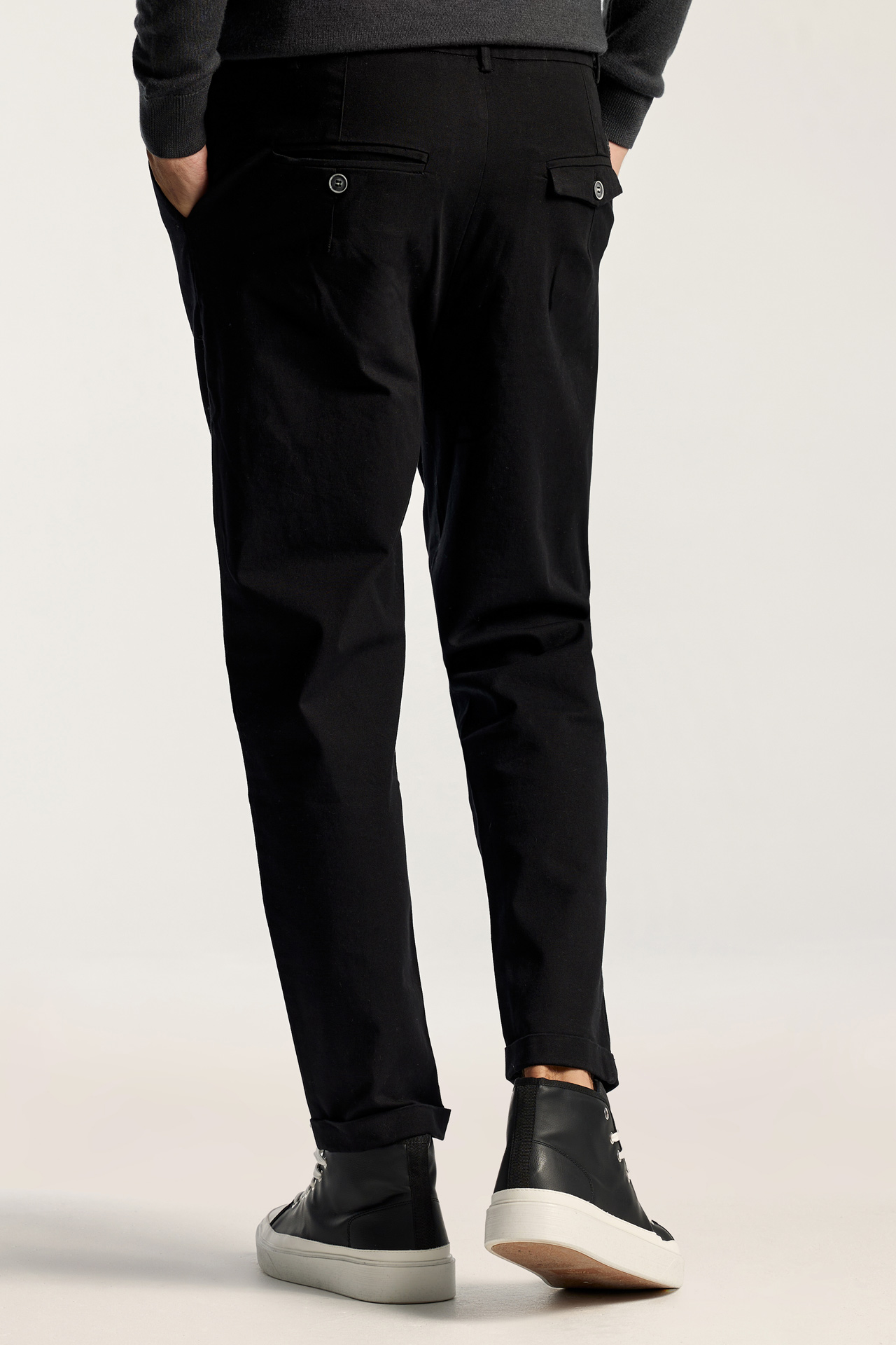 CROPPED PLEATED CHINO PANTS