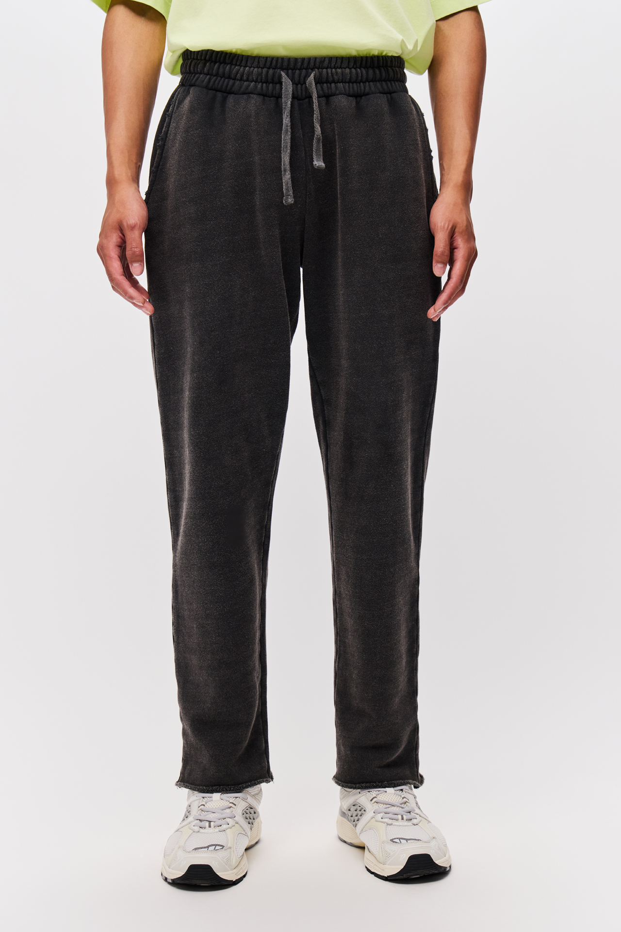 SWEATPANTS WITH DESTROYS