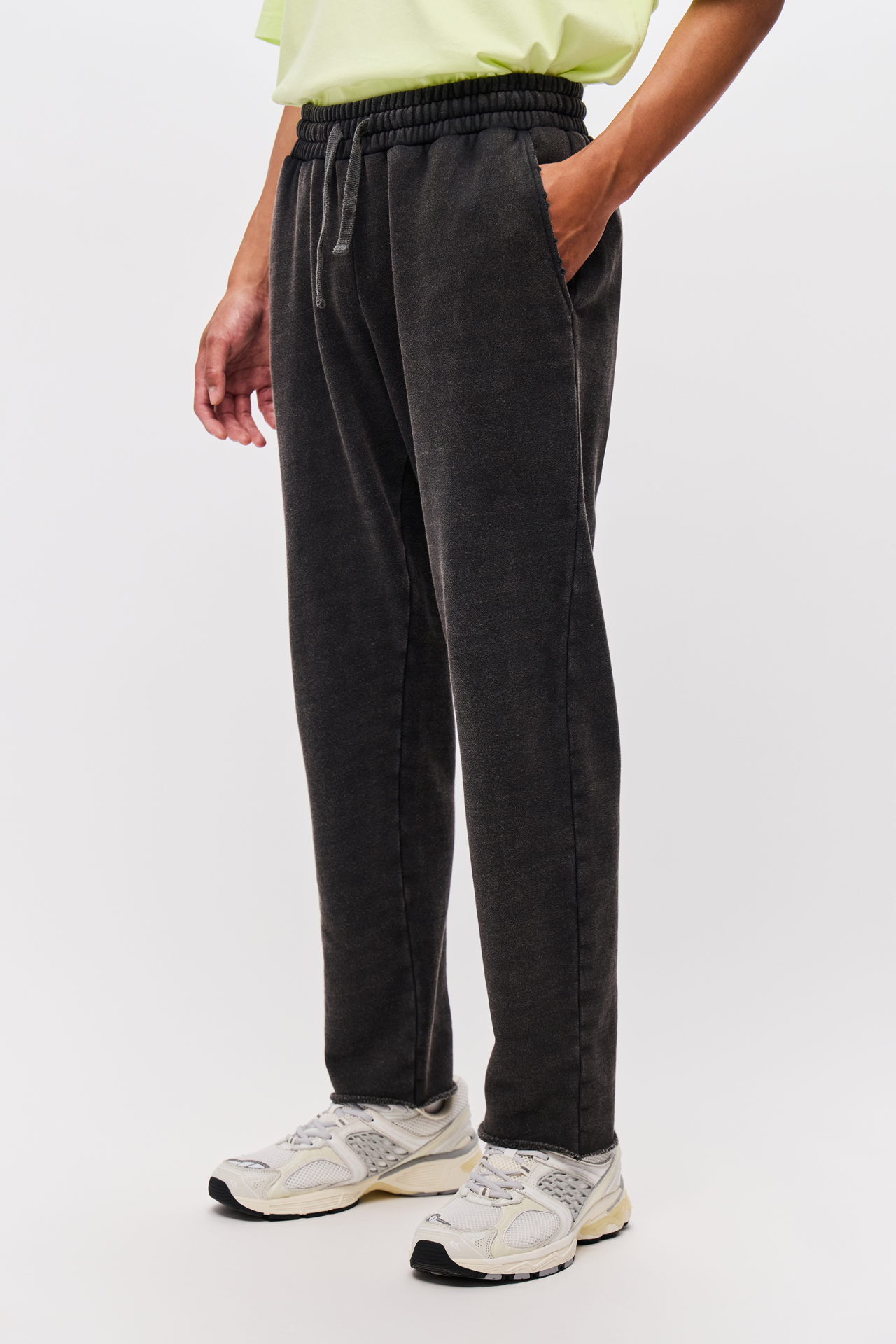 SWEATPANTS WITH DESTROYS