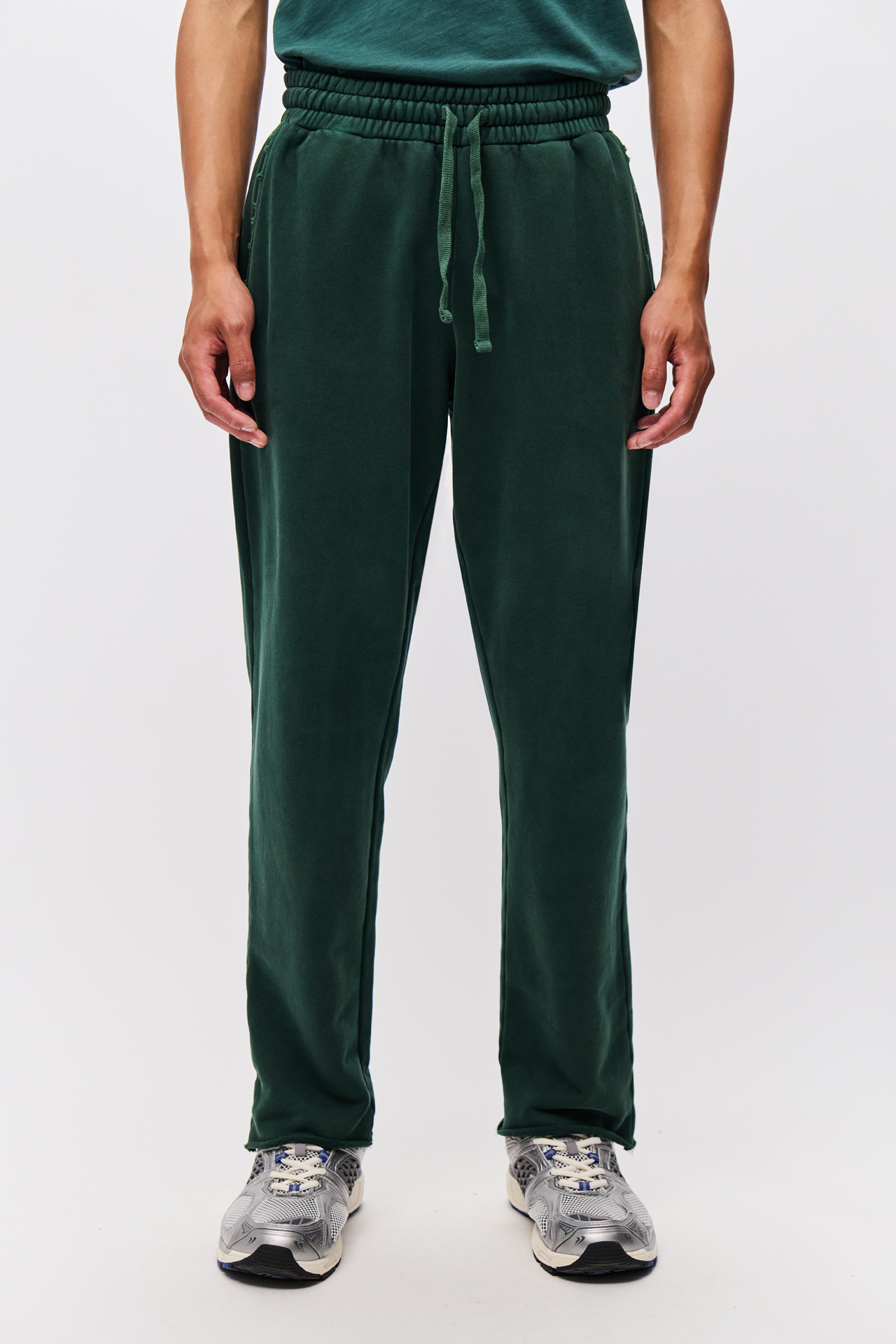 SWEATPANTS WITH DESTROYS
