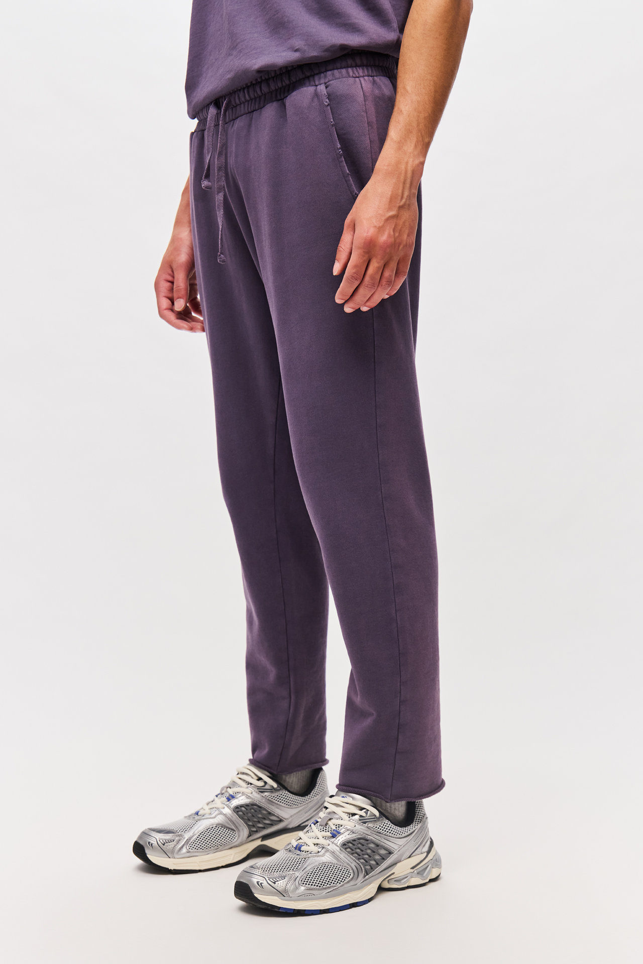 SWEATPANTS WITH DESTROYS