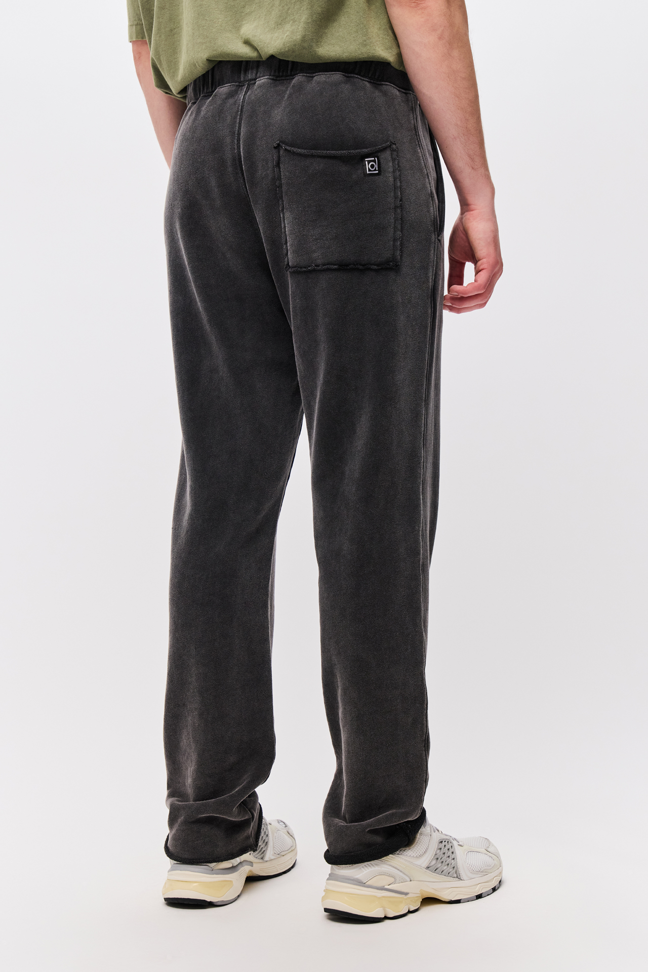 THE RAW EDGES SWEATPANT