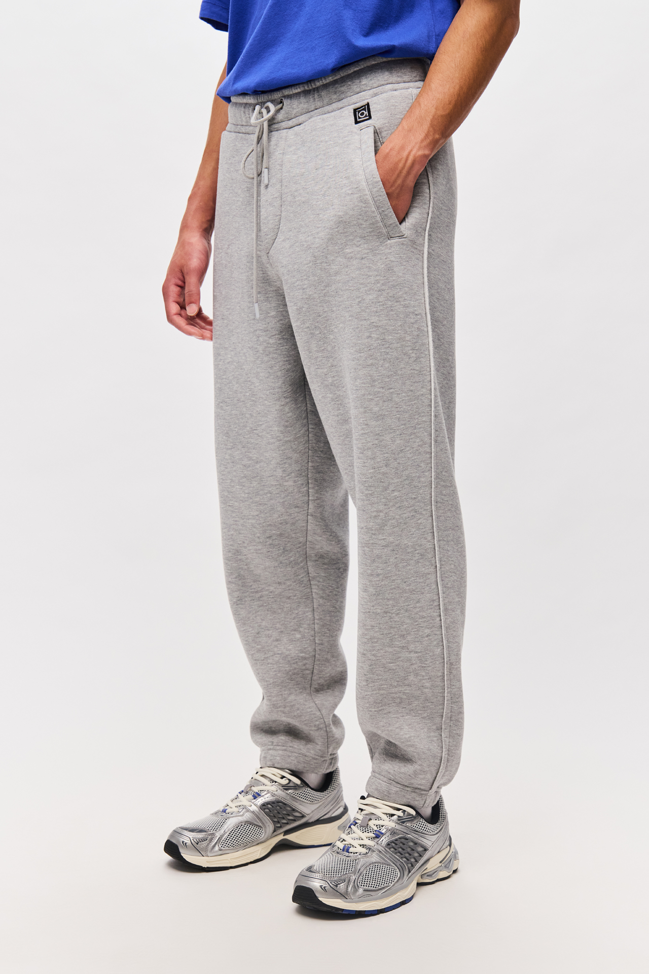 LOOSE SWEATPANTS WITH RAW EDGE DETAIL