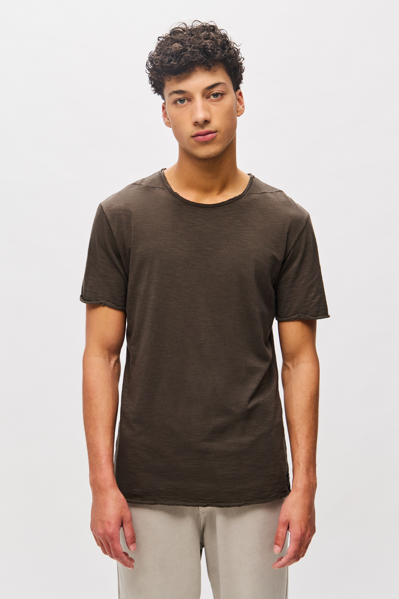 THE ROUNDNECK DETAILED T-SHIRT