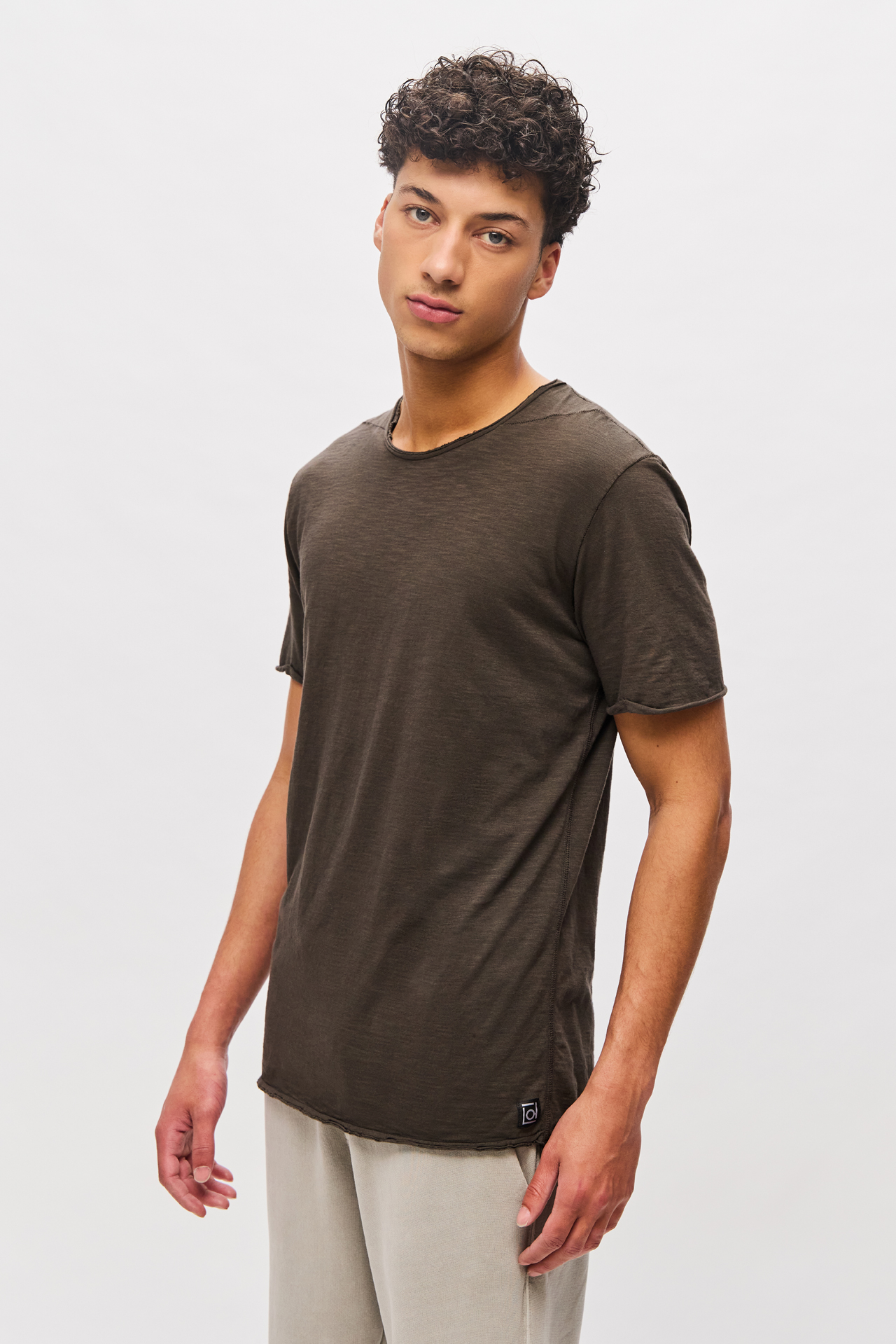 THE ROUNDNECK DETAILED T-SHIRT