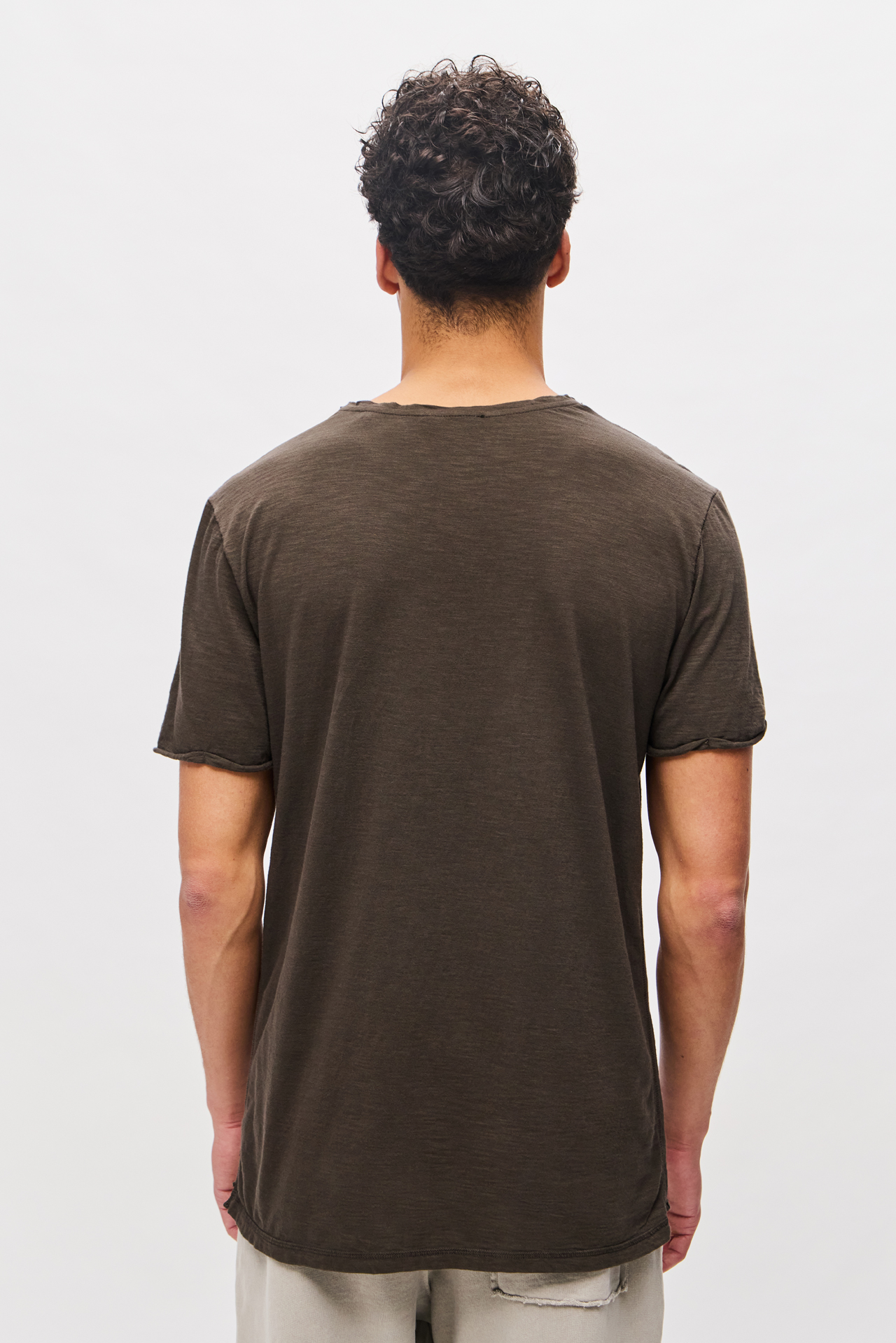 THE ROUNDNECK DETAILED T-SHIRT