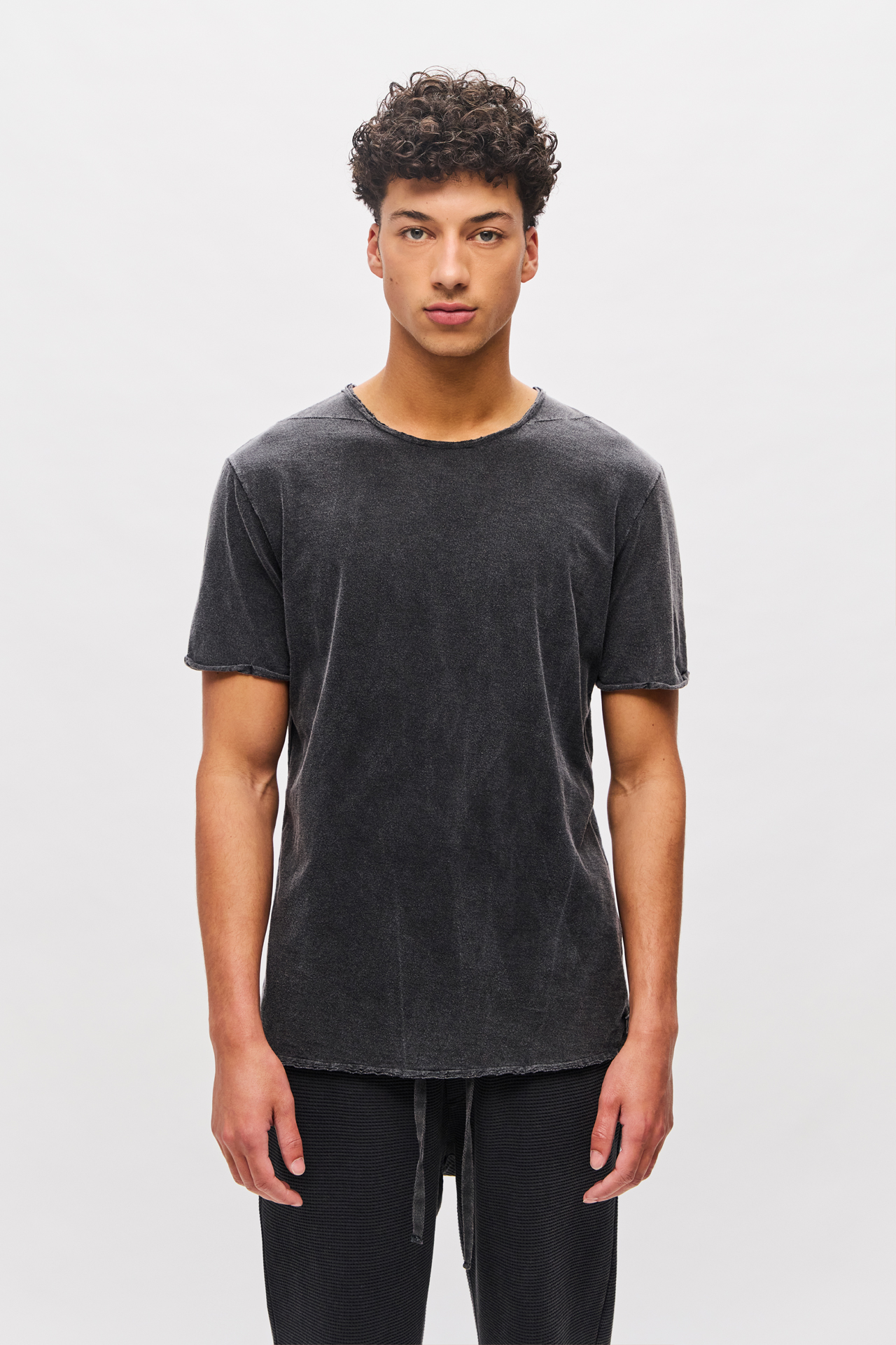 THE ROUNDNECK DETAILED T-SHIRT