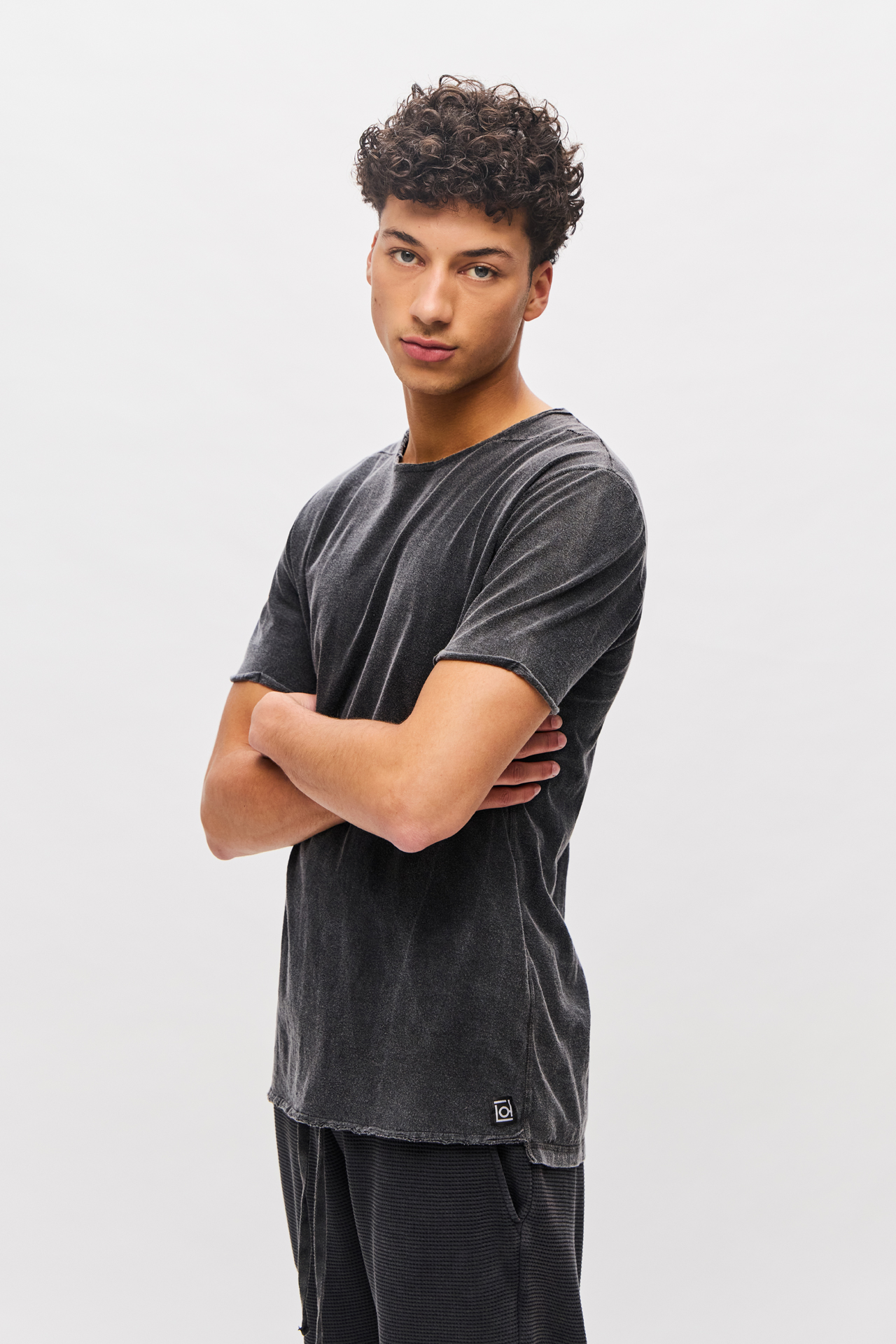 THE ROUNDNECK DETAILED T-SHIRT