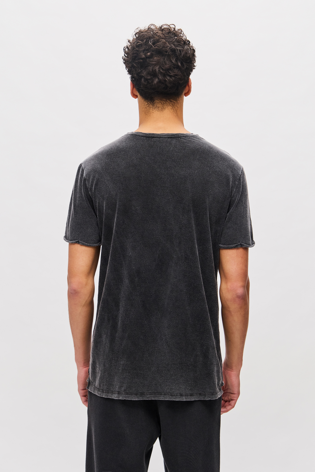 THE ROUNDNECK DETAILED T-SHIRT