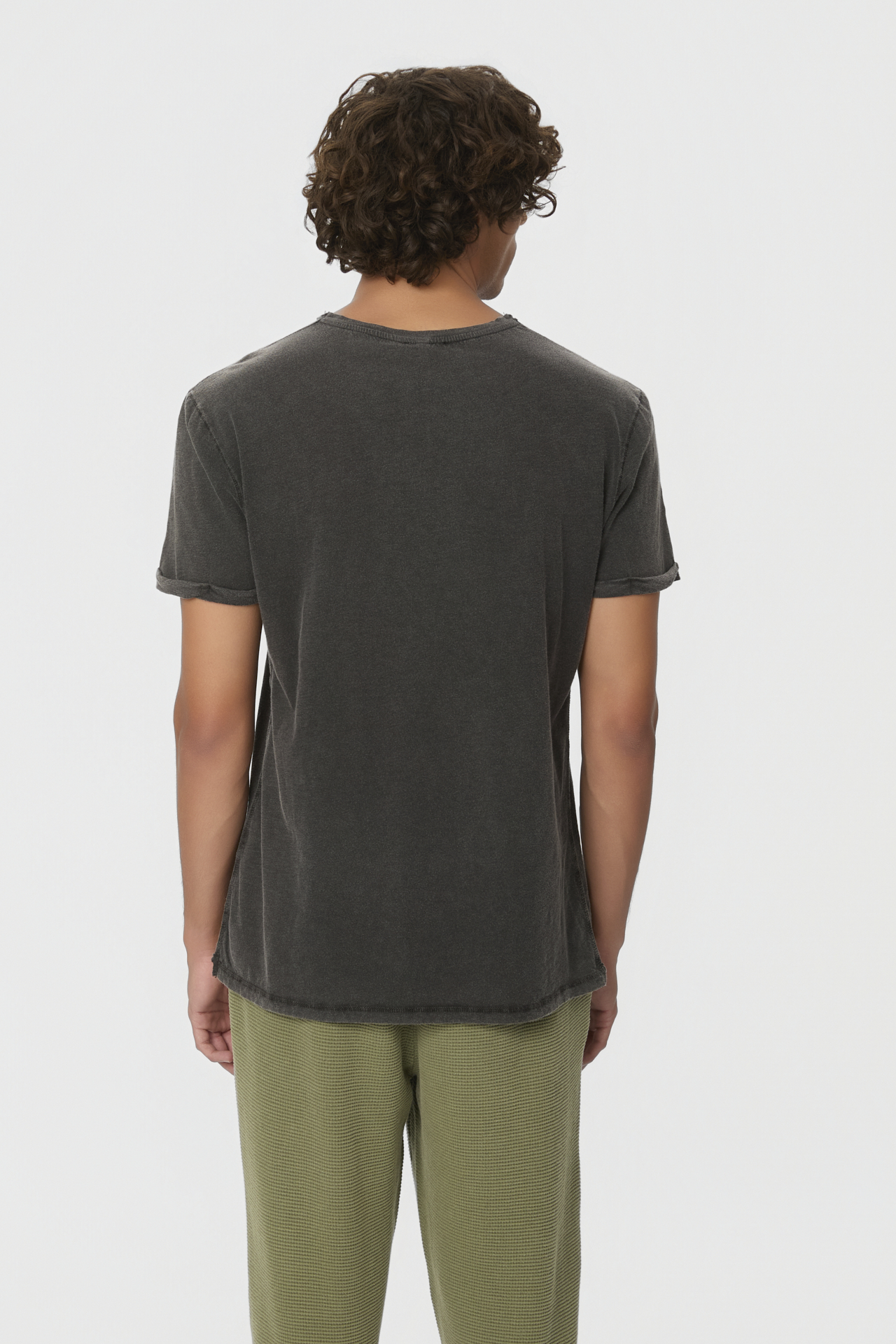 THE ROUNDNECK DETAILED T-SHIRT