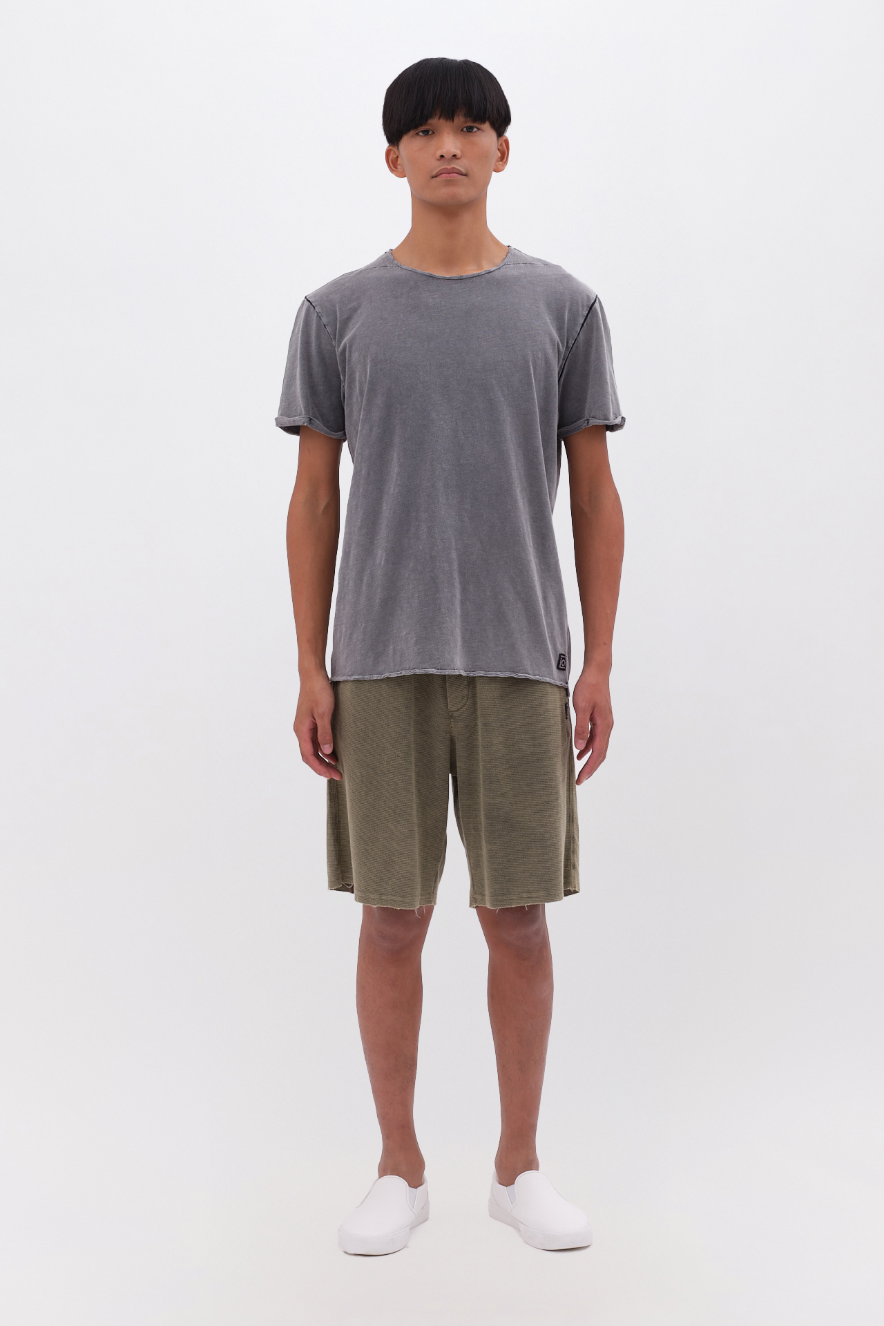 THE ROUNDNECK DETAILED T-SHIRT