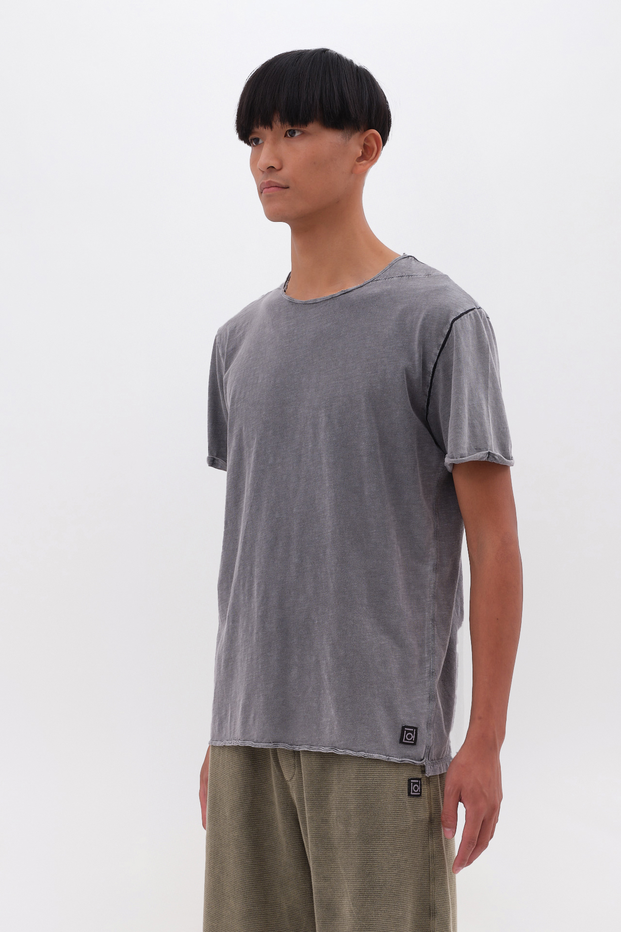 THE ROUNDNECK DETAILED T-SHIRT