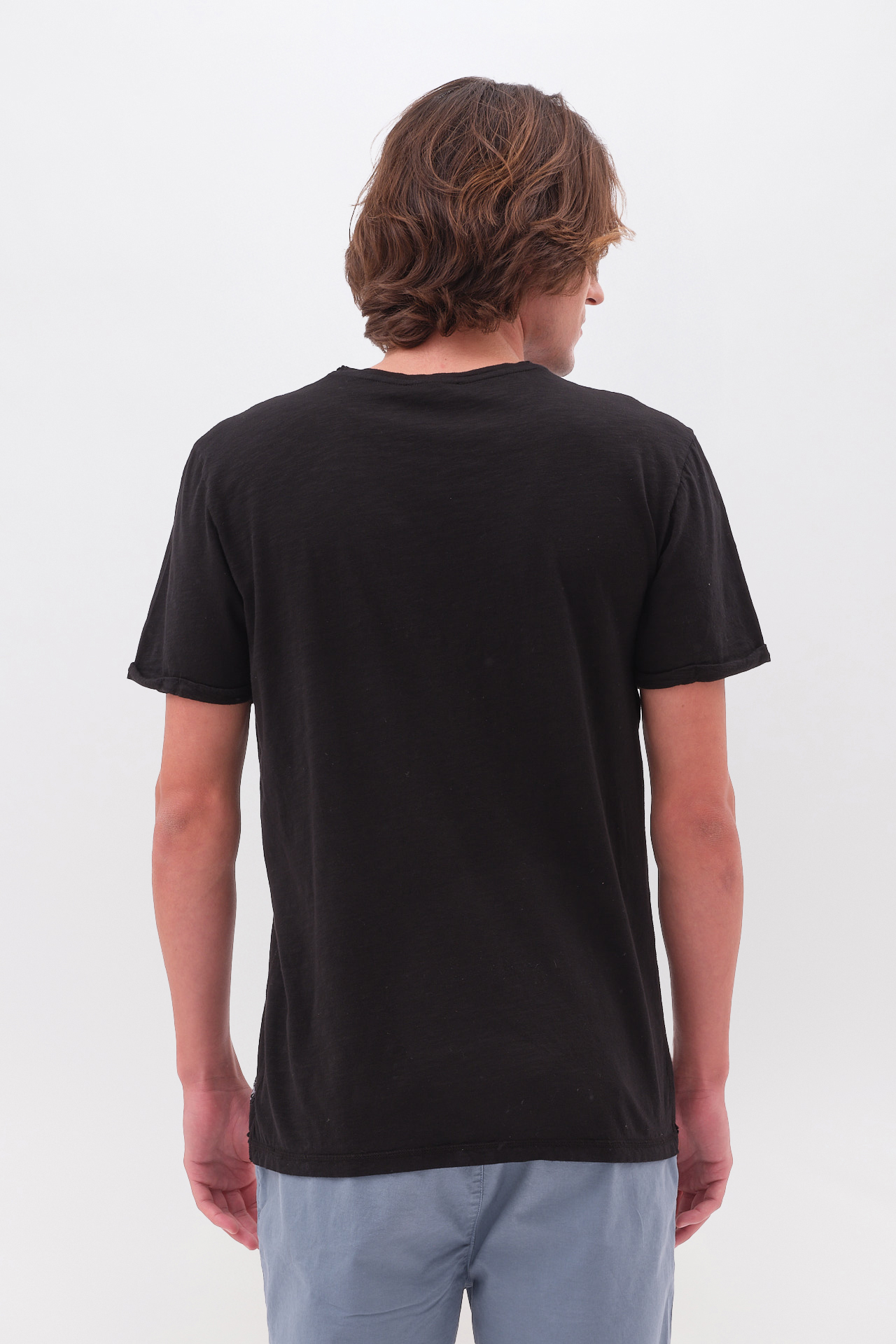 THE ROUNDNECK DETAILED T-SHIRT