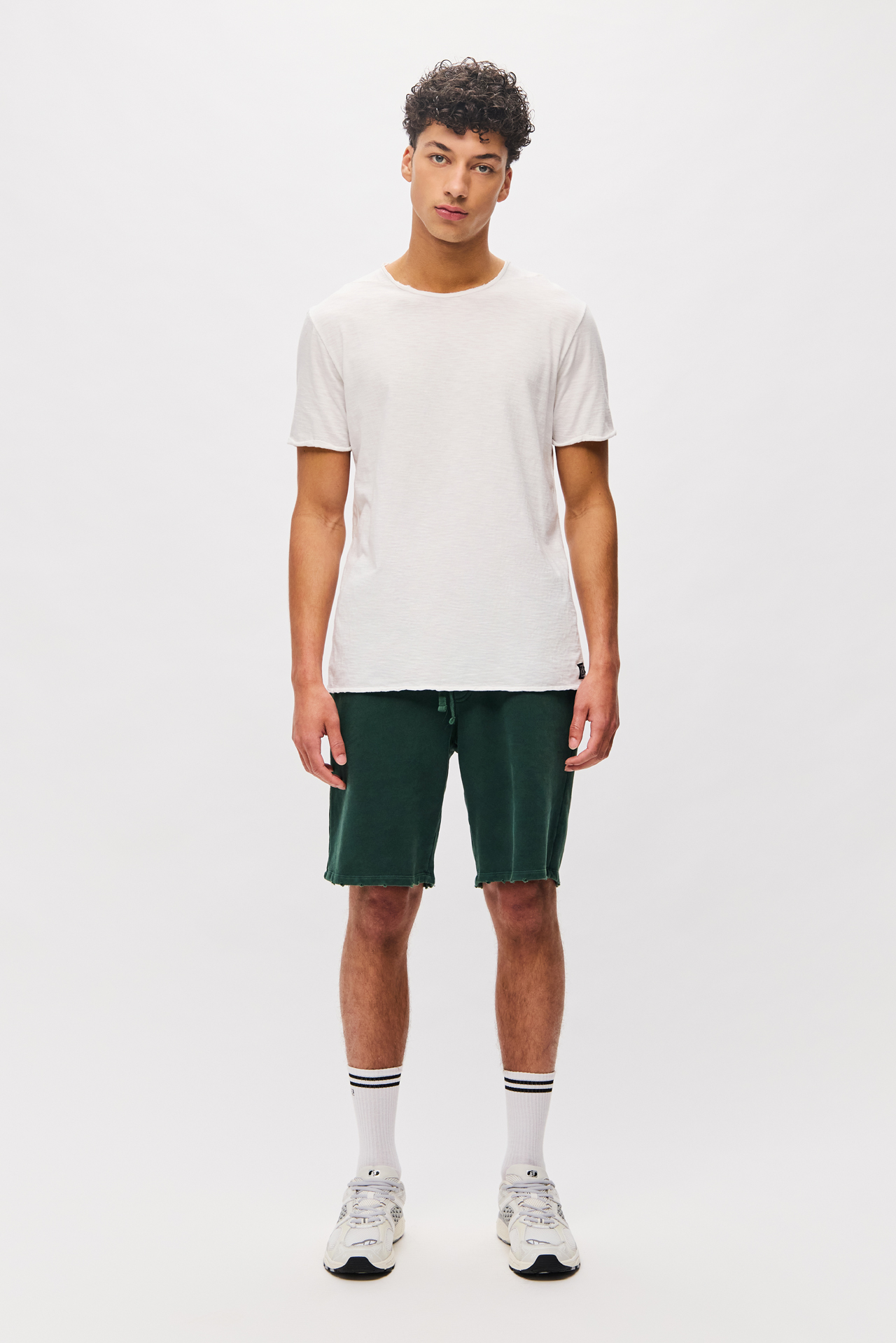 THE ROUNDNECK DETAILED T-SHIRT