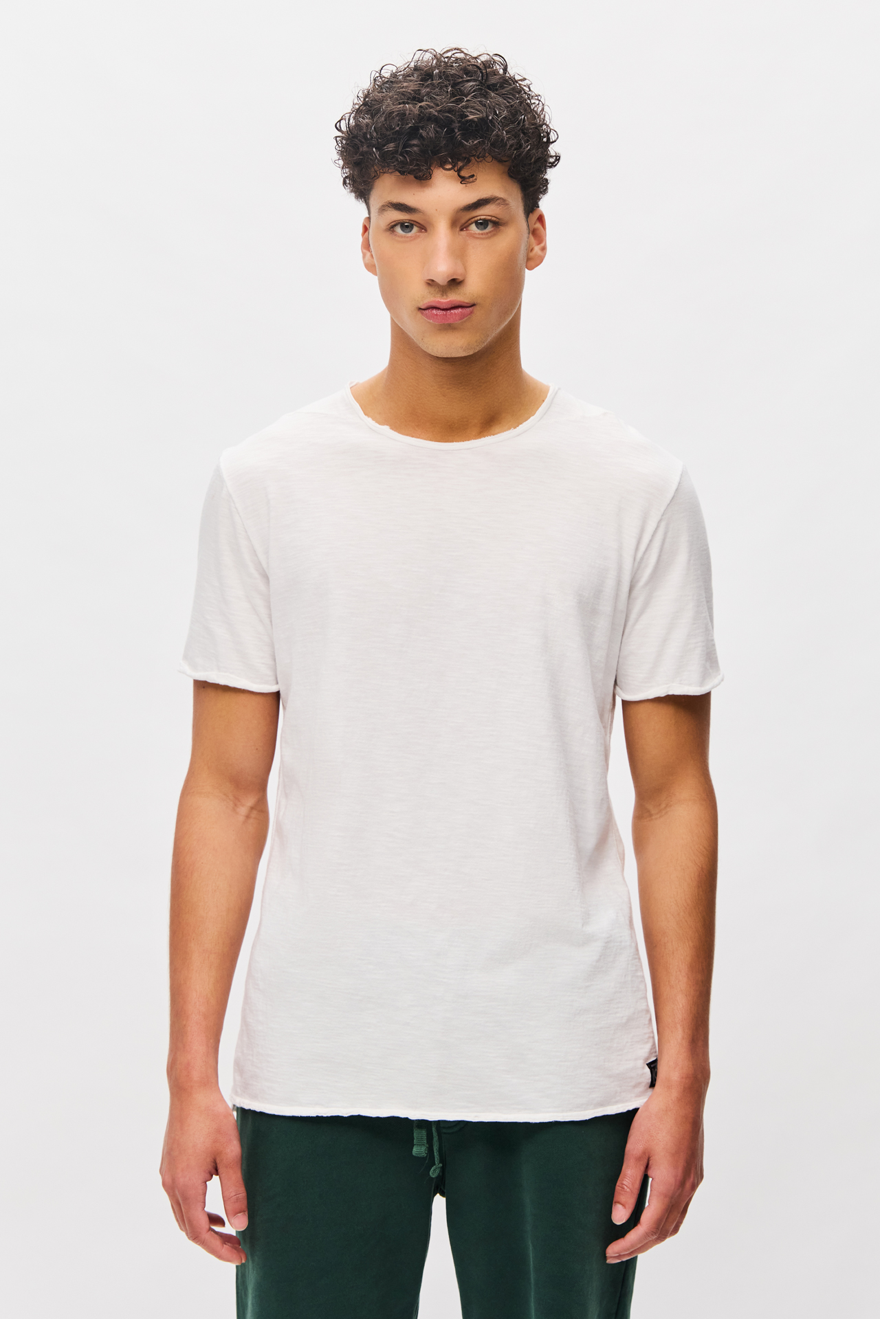 THE ROUNDNECK DETAILED T-SHIRT