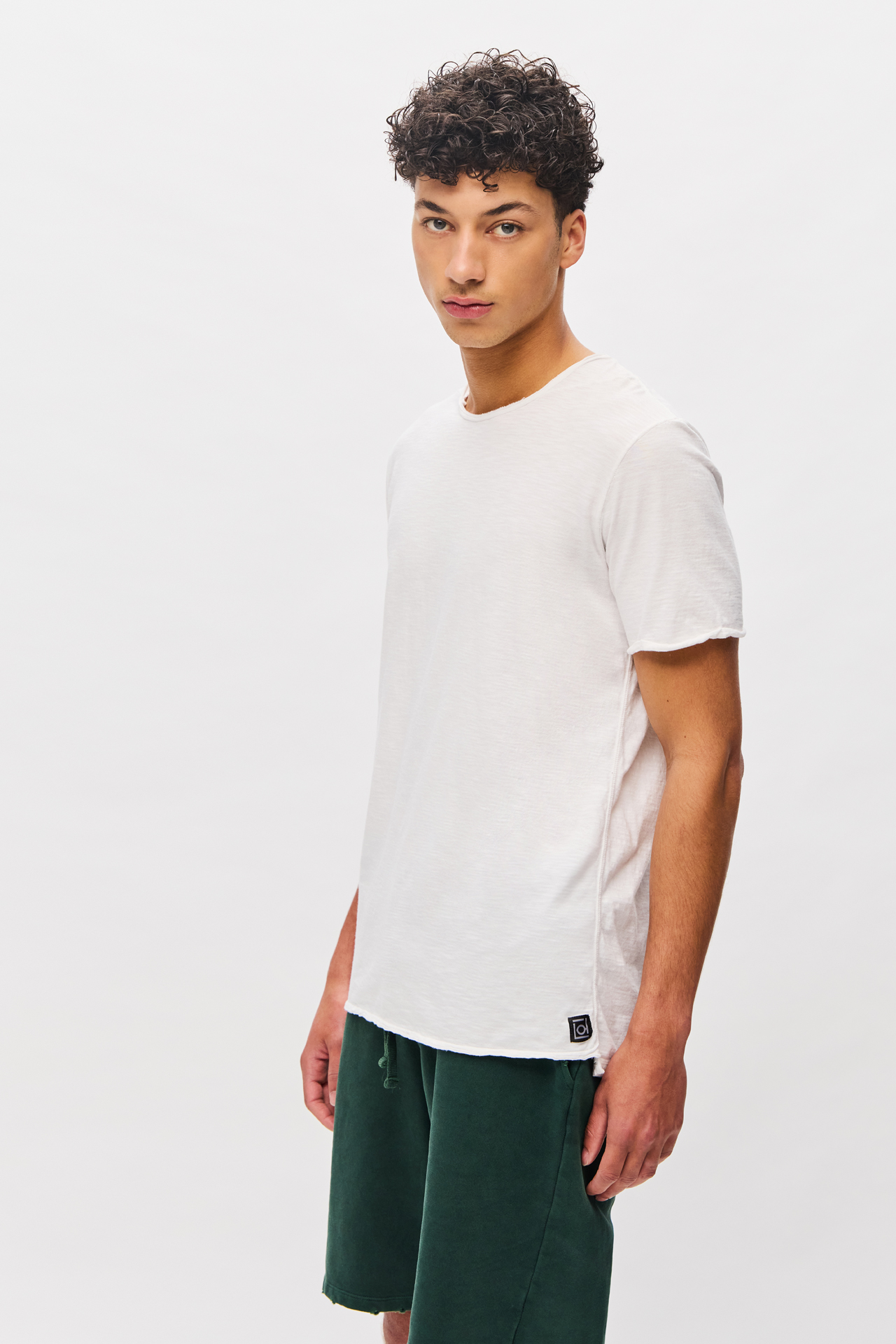 THE ROUNDNECK DETAILED T-SHIRT
