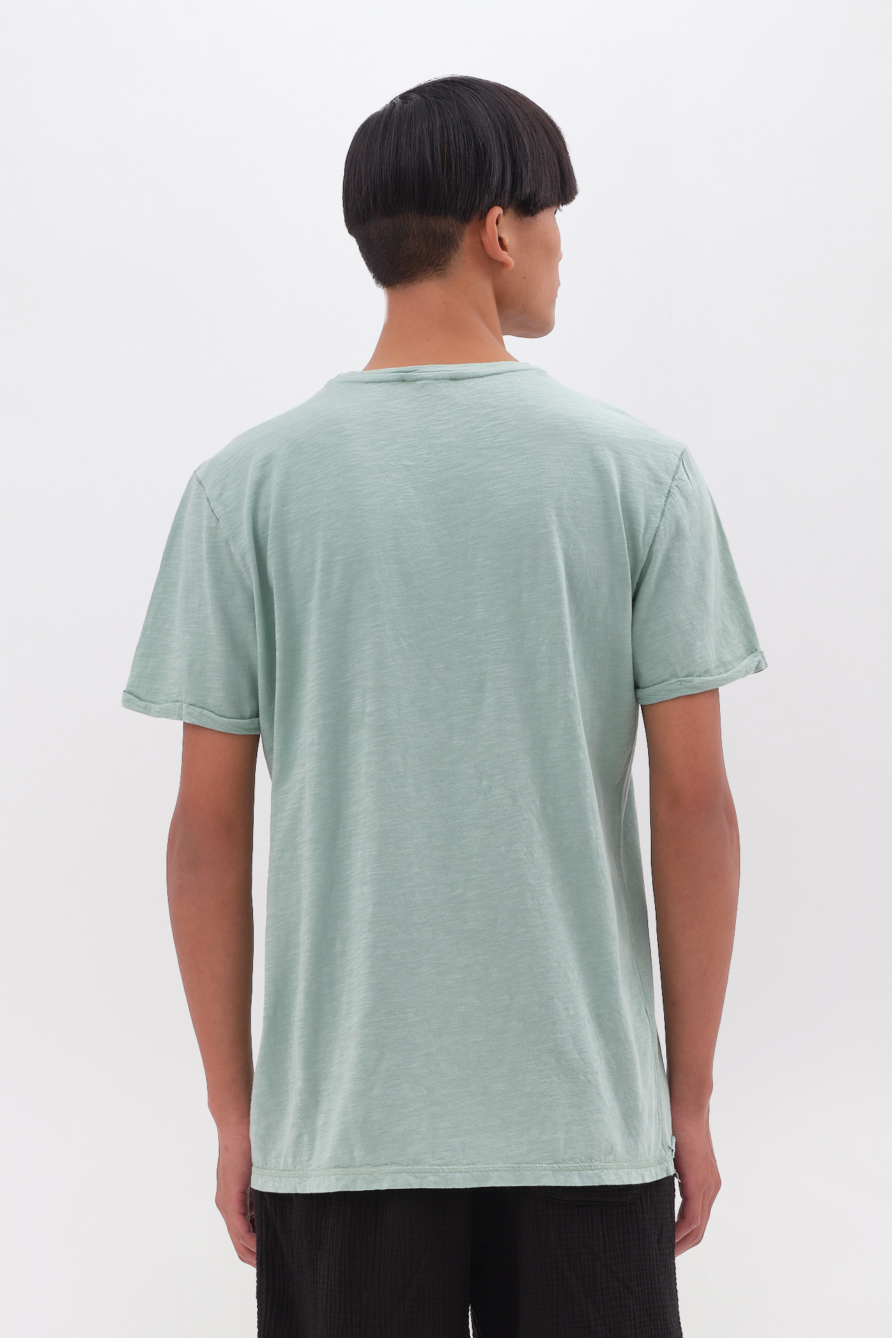 THE ROUNDNECK DETAILED T-SHIRT