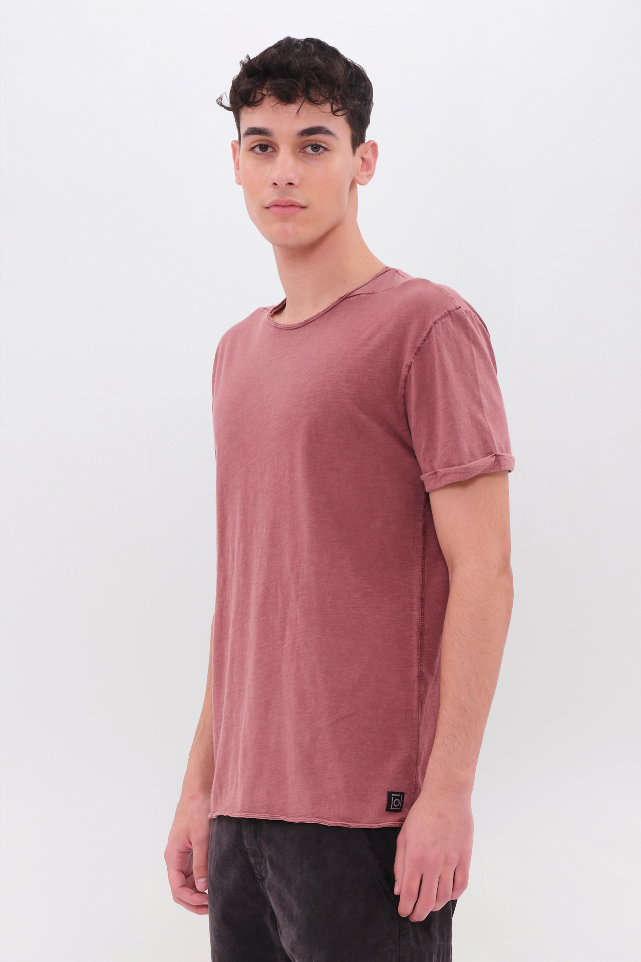 THE ROUNDNECK DETAILED T-SHIRT