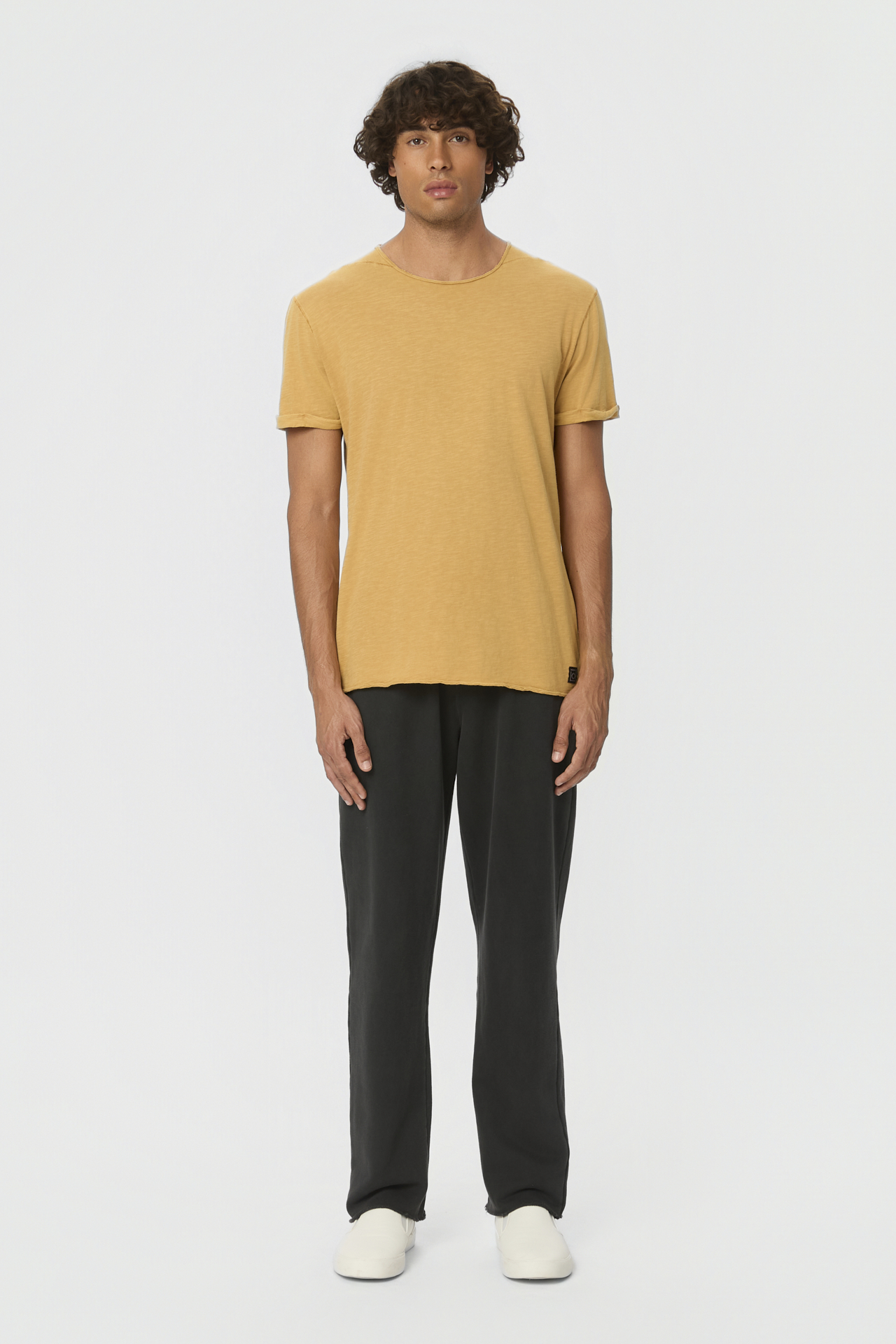THE ROUNDNECK DETAILED T-SHIRT