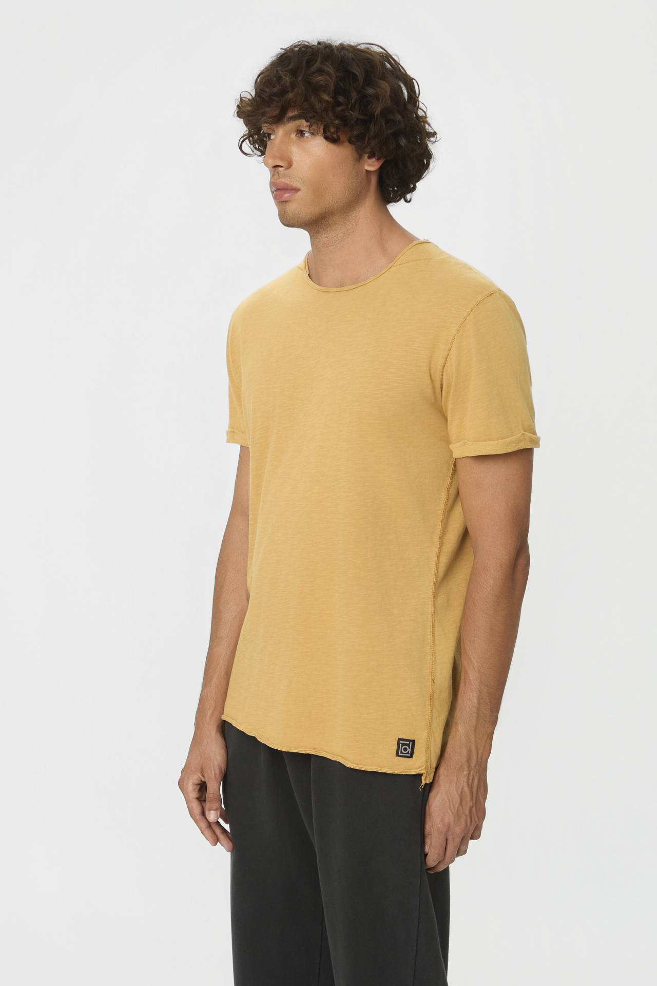 THE ROUNDNECK DETAILED T-SHIRT