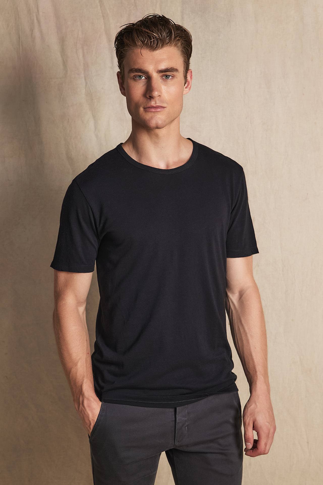 TWISTED HEM TEE