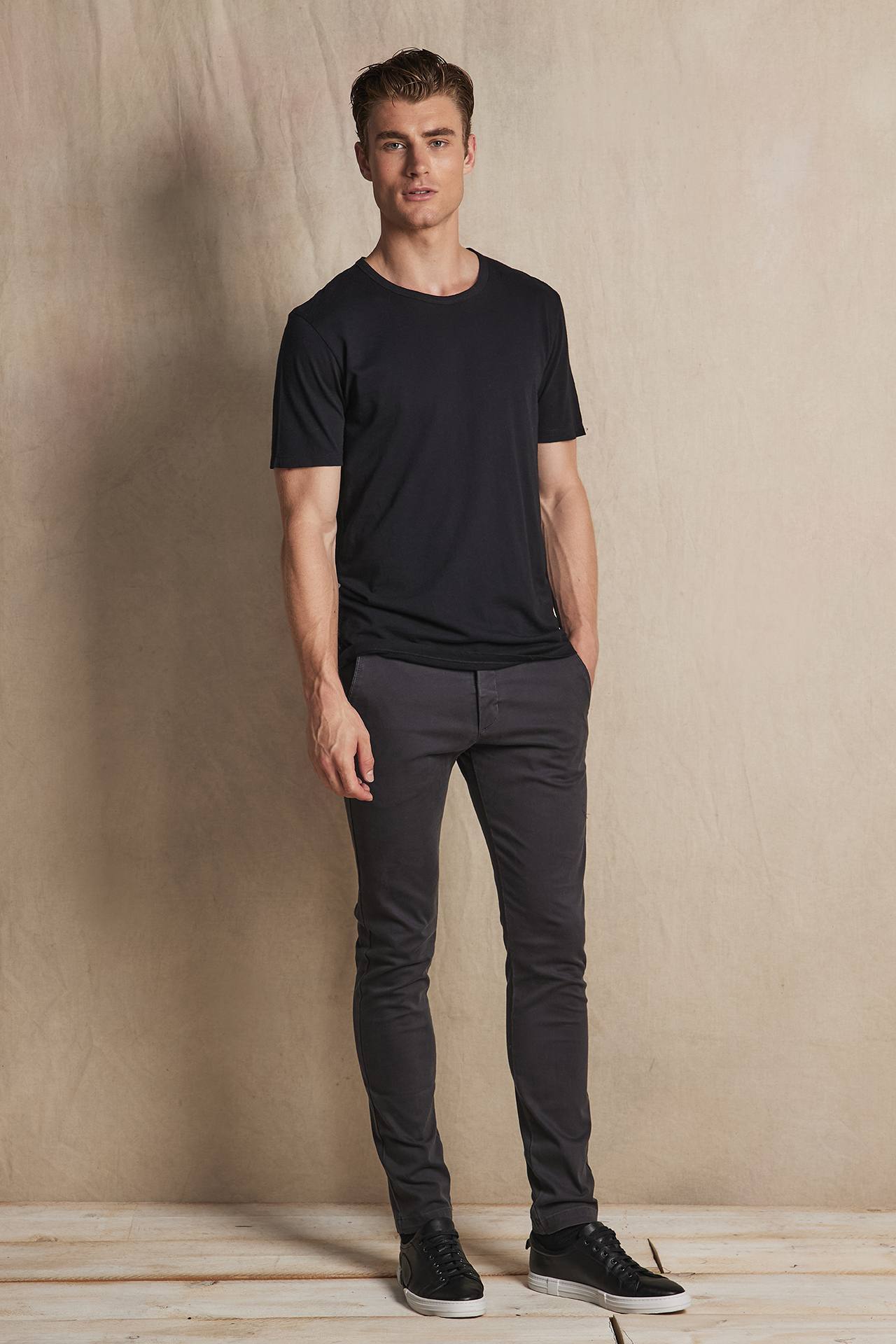 TWISTED HEM TEE