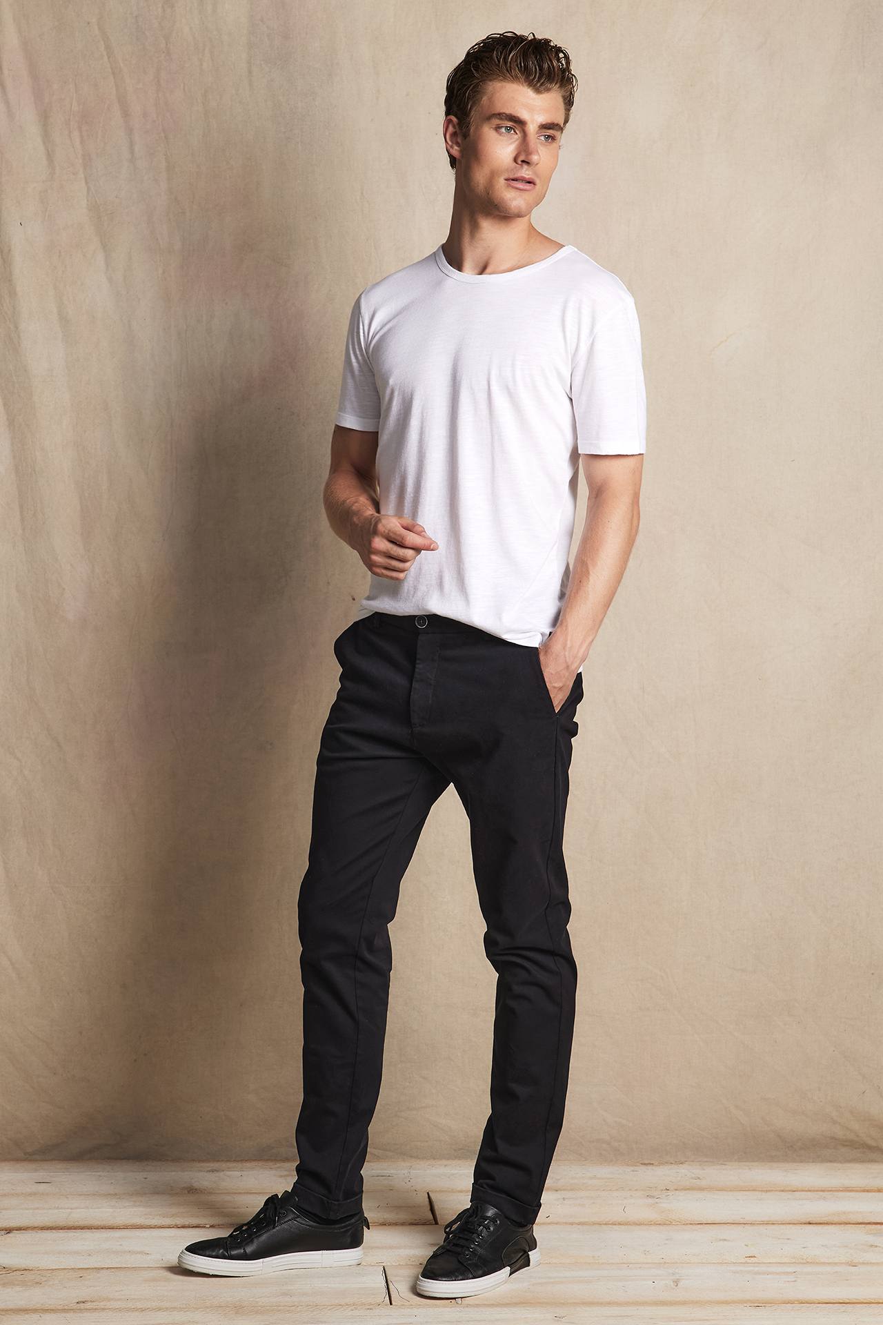 TWISTED HEM TEE