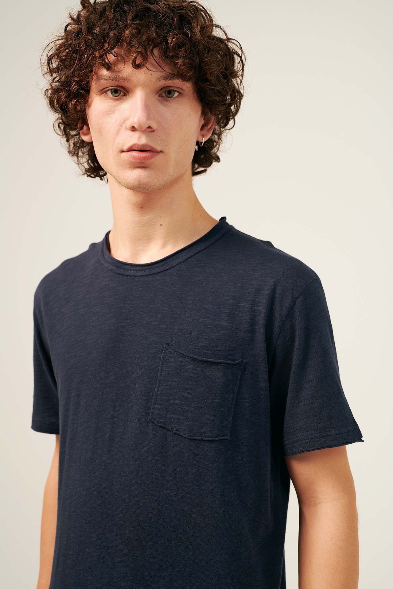 FRONT POCKET TEE RAW EDGED