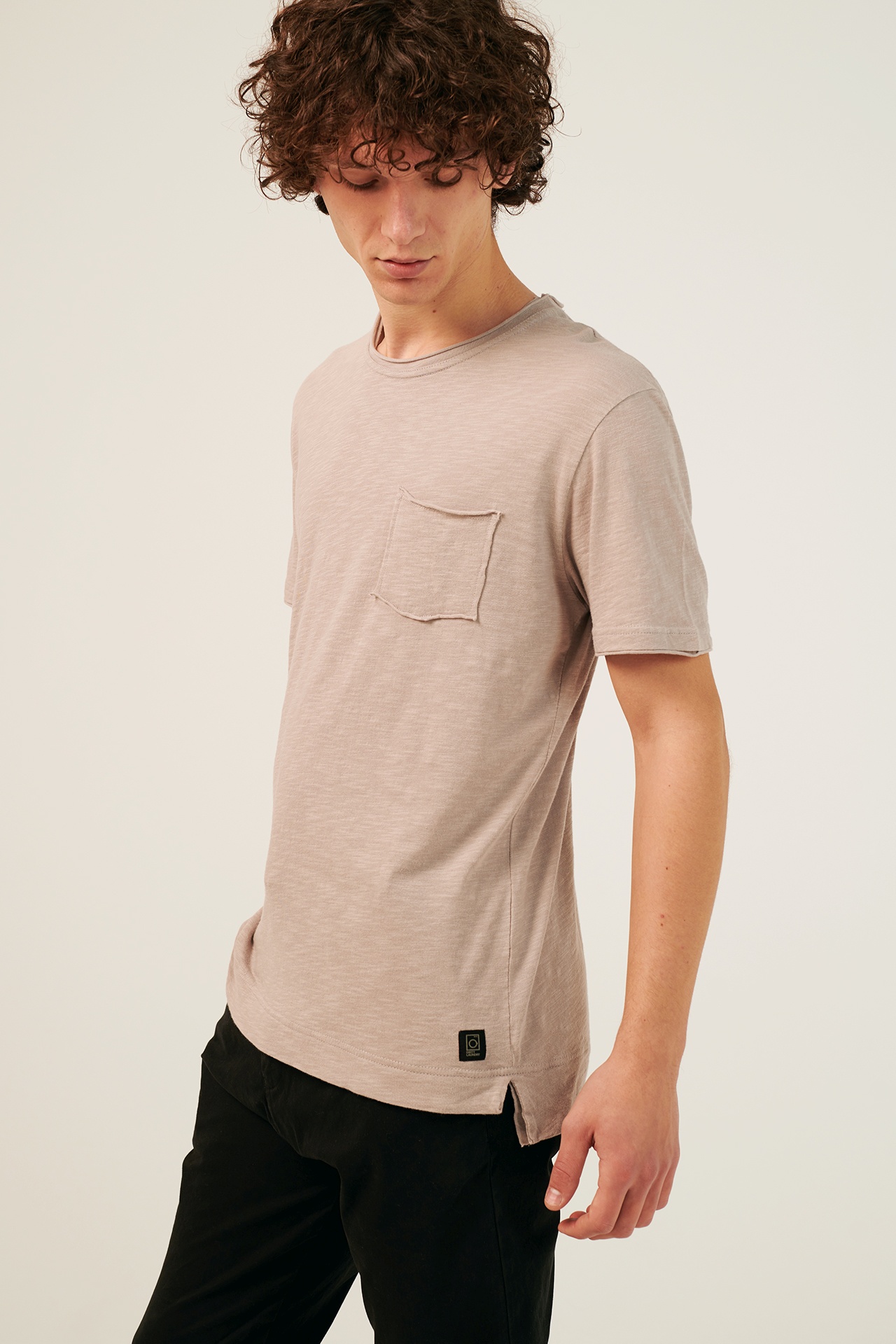 FRONT POCKET TEE RAW EDGED