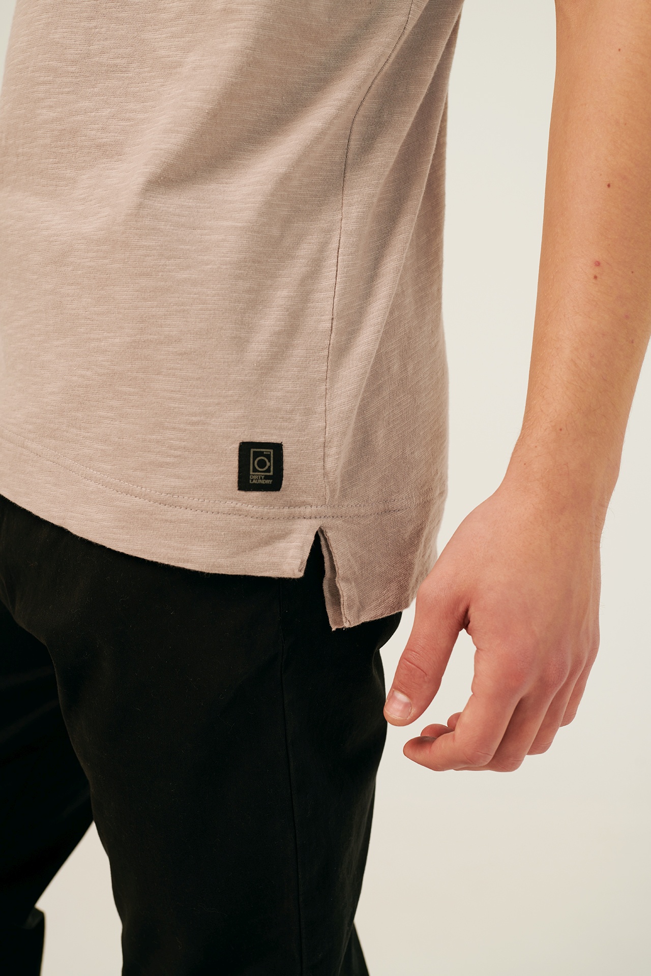 FRONT POCKET TEE RAW EDGED