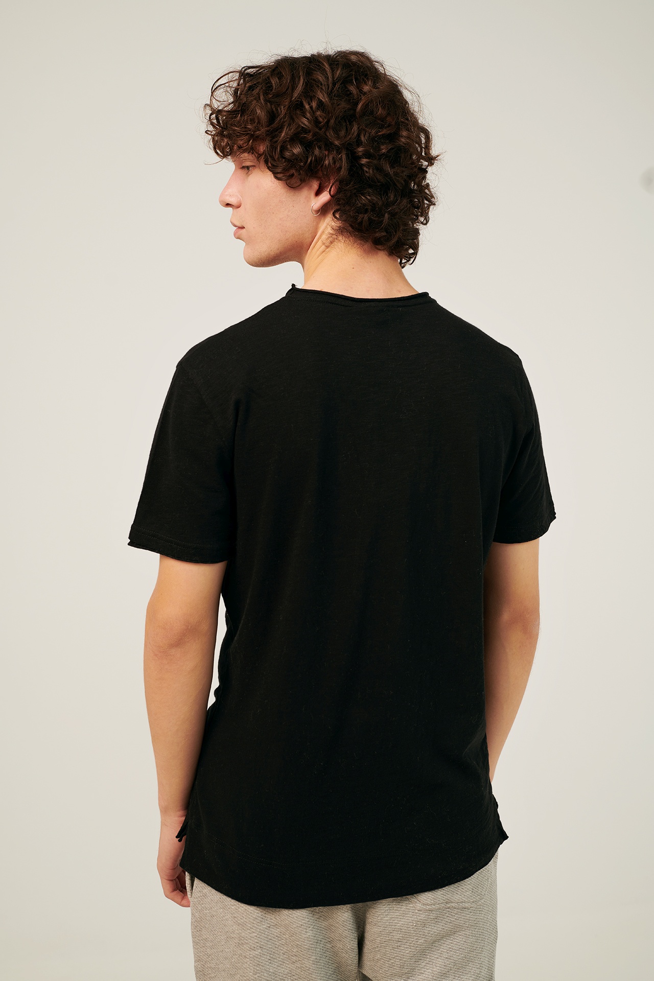 FRONT POCKET TEE RAW EDGED