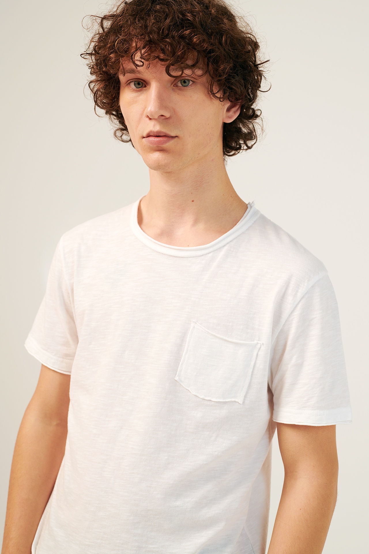 FRONT POCKET TEE RAW EDGED