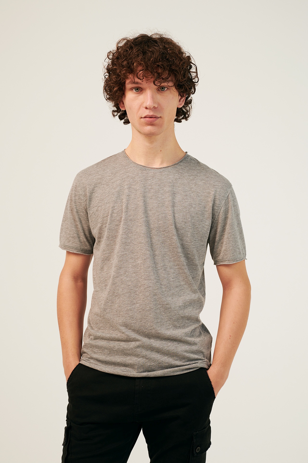 FINE JERSEY RAW CUT NECK TEE