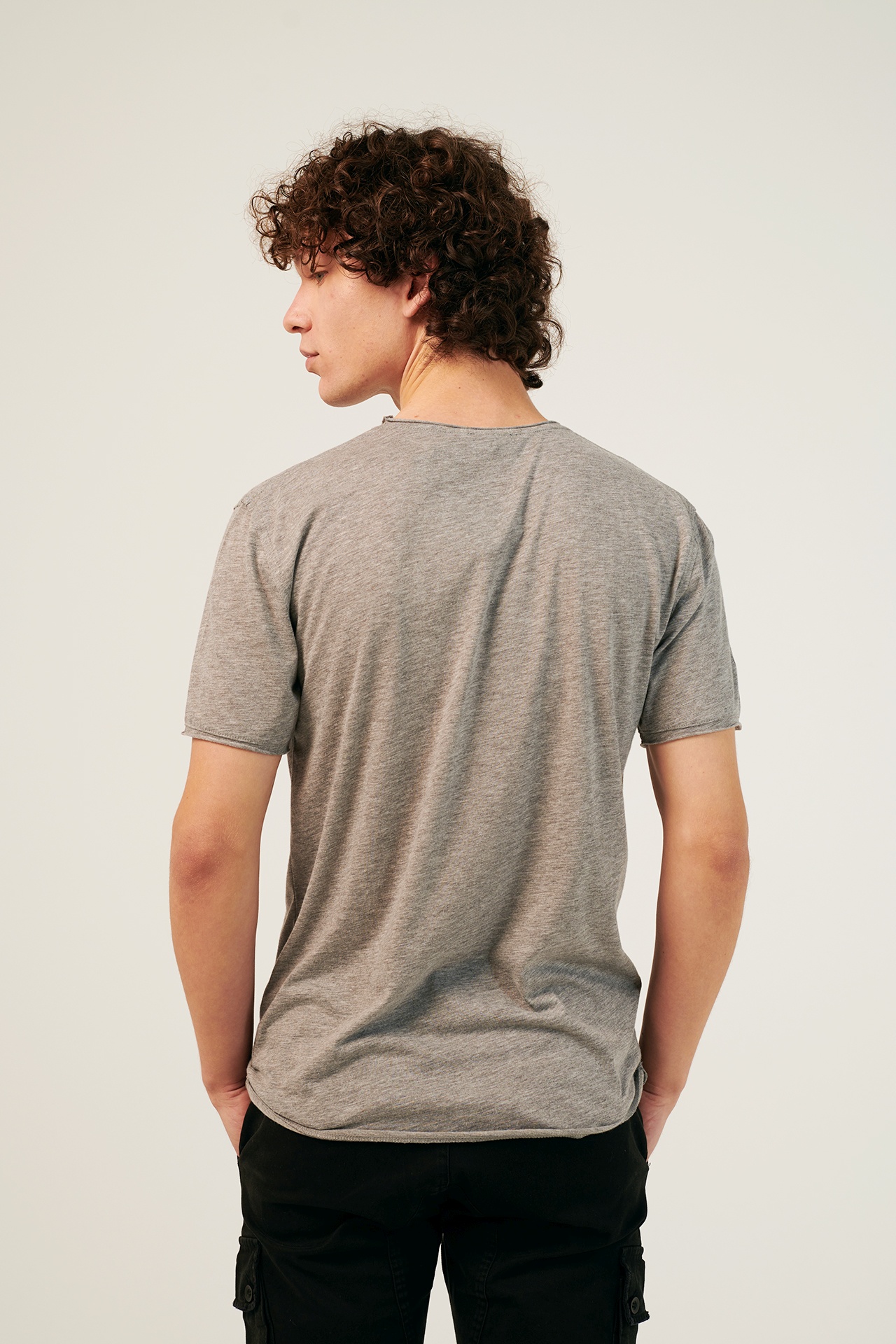 FINE JERSEY RAW CUT NECK TEE