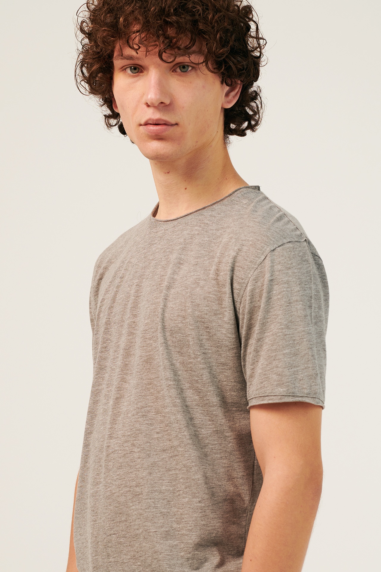 FINE JERSEY RAW CUT NECK TEE