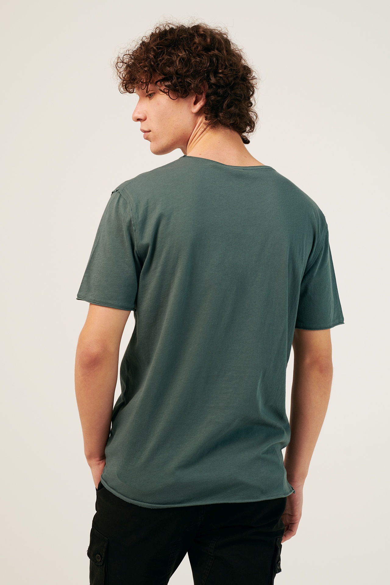 FINE JERSEY RAW CUT NECK TEE