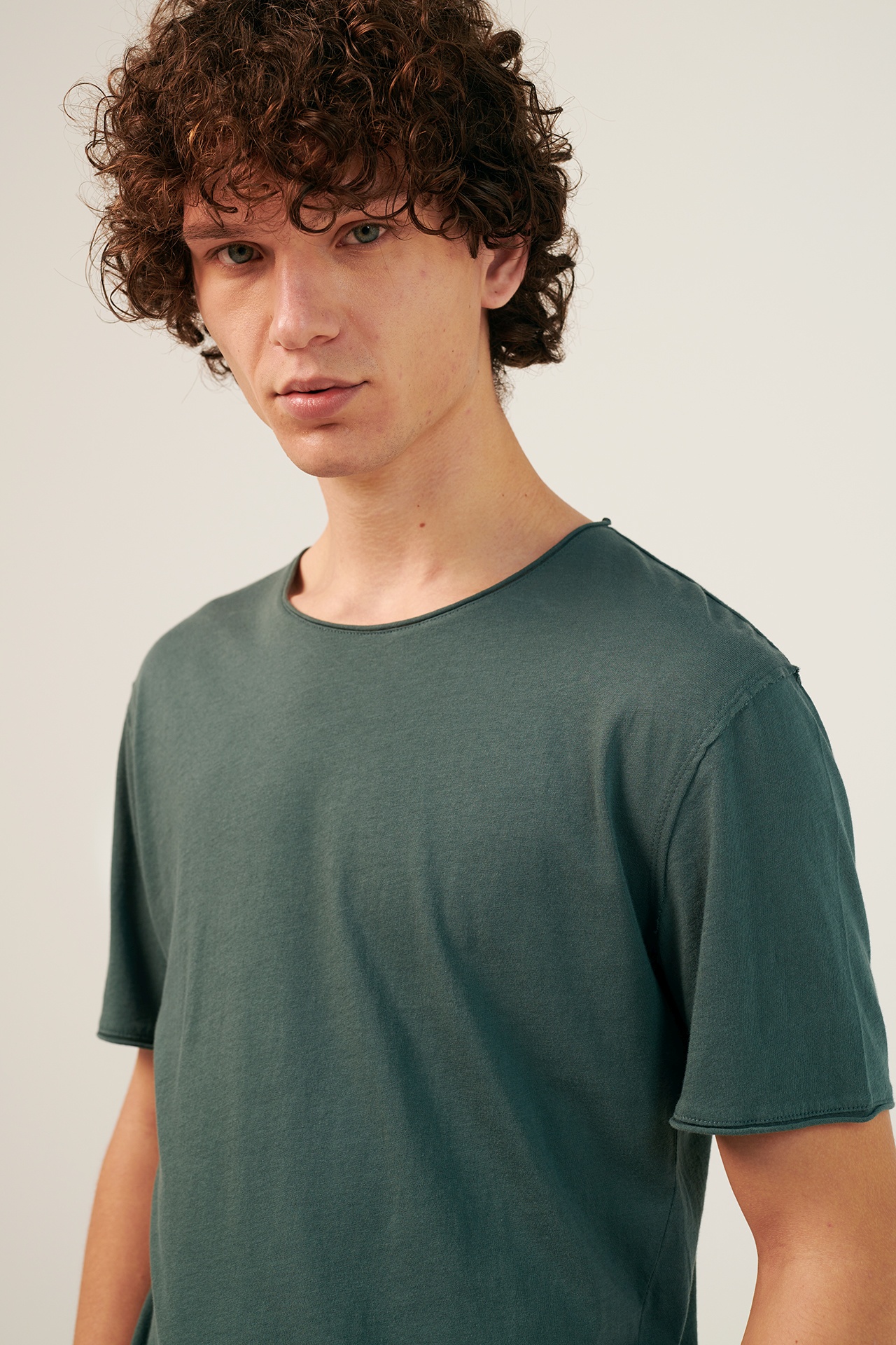 FINE JERSEY RAW CUT NECK TEE