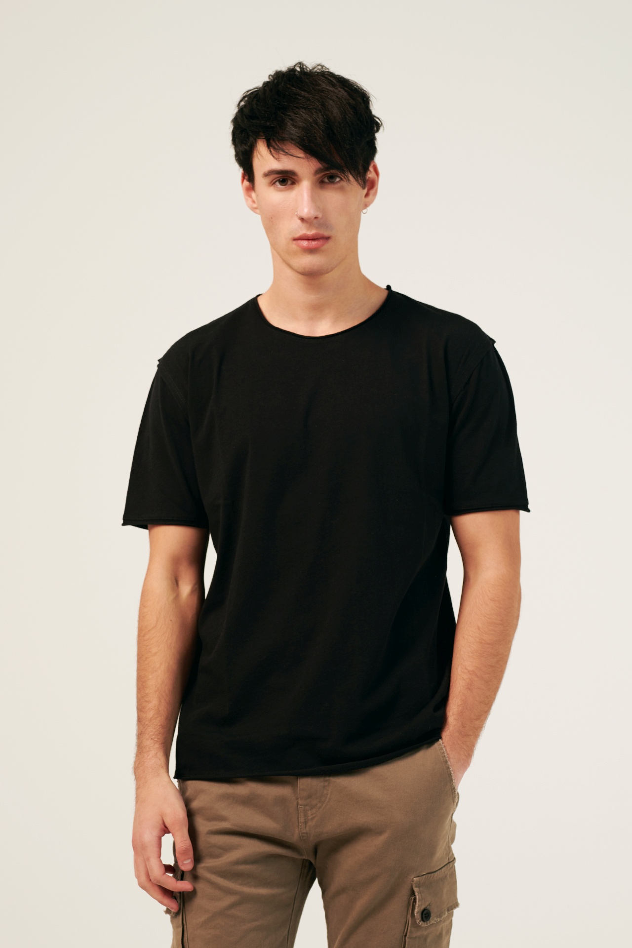 FINE JERSEY RAW CUT NECK TEE