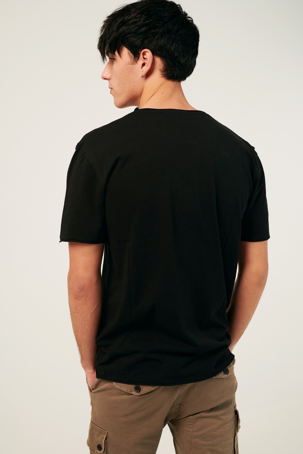 FINE JERSEY RAW CUT NECK TEE
