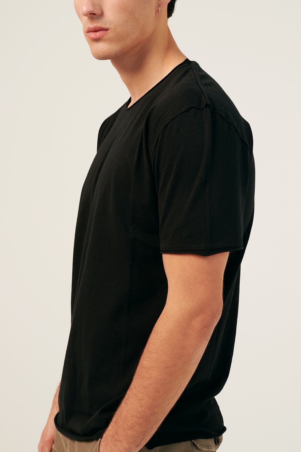 FINE JERSEY RAW CUT NECK TEE