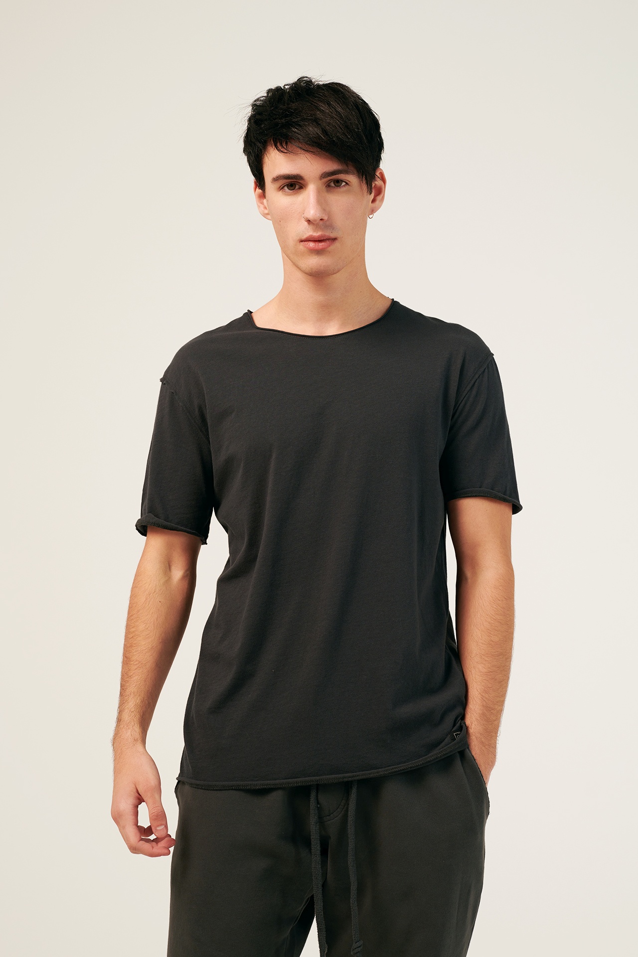 FINE JERSEY RAW CUT NECK TEE